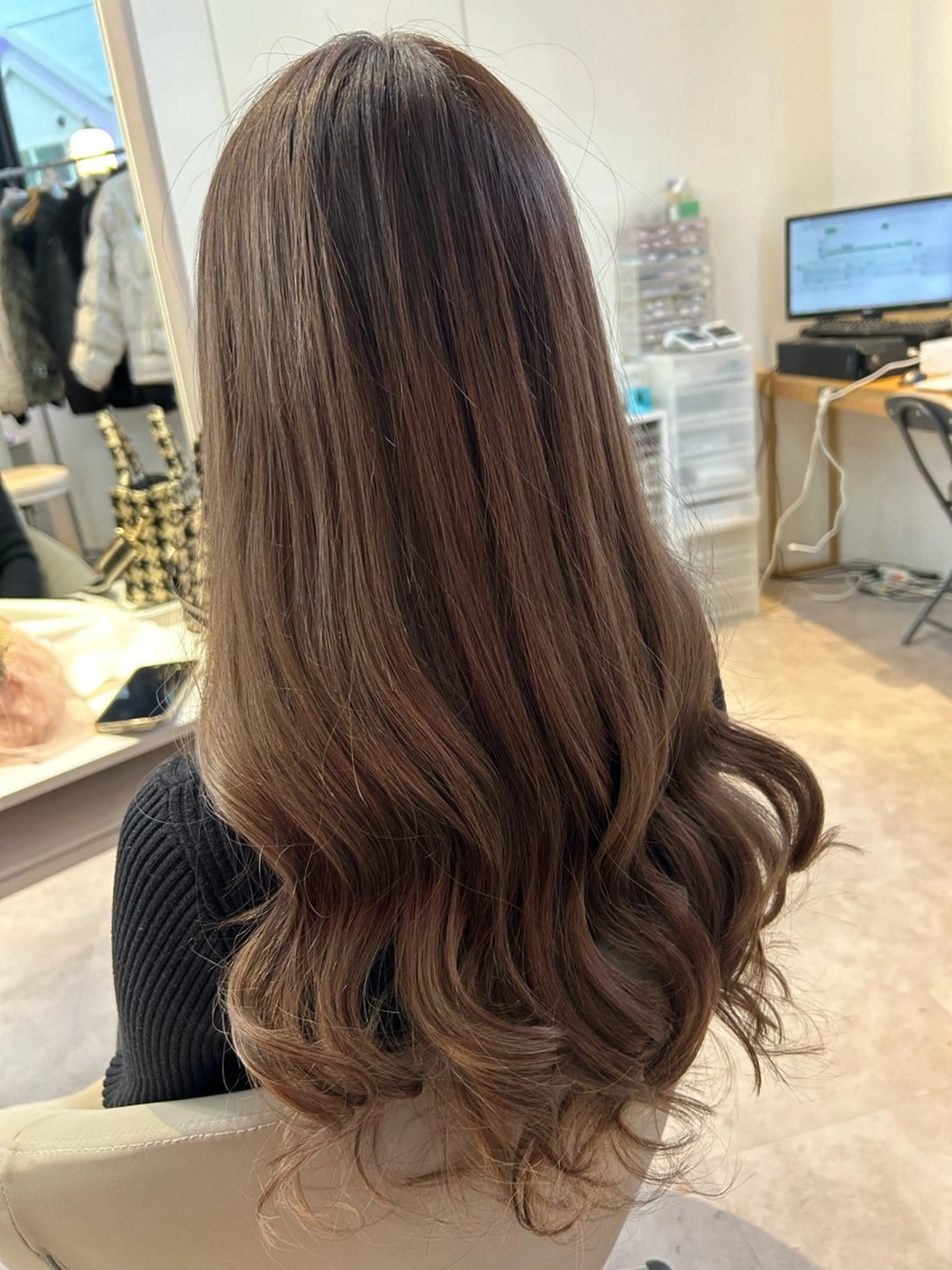 ロング カラー ヘアアレンジ シールエクステ バレイヤージュ ブリーチ ハイライトカラー ハイトーンカラー カット ヘアカラー トリートメント エクステ ヘアセット alpha. カラーエクステ下妻のヘアスタイル