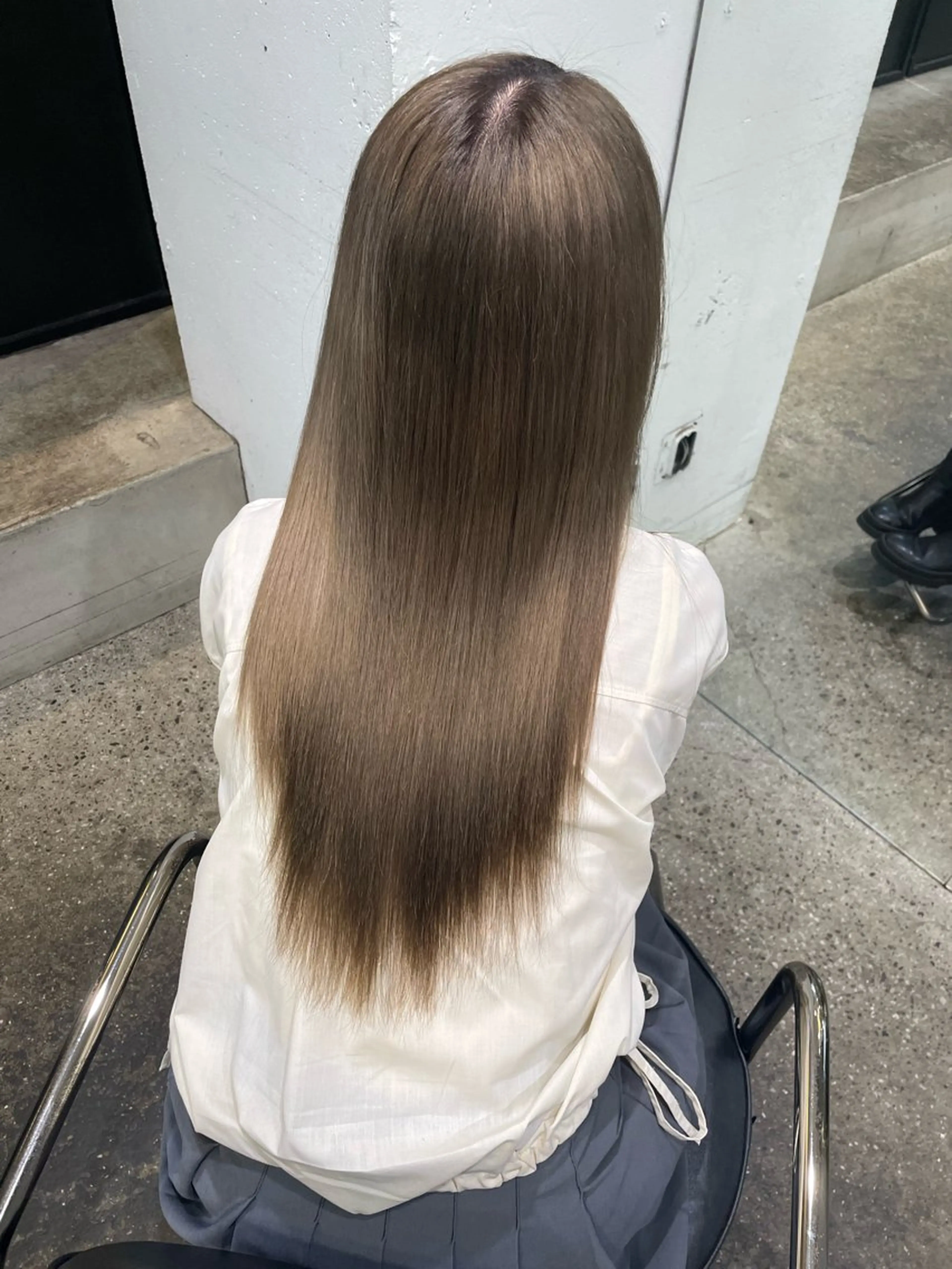 ロング カラー グレージュ ミルクティーグレージュ カット ヘアカラー トリートメント MINAMO 韓国レイヤーのヘアスタイル