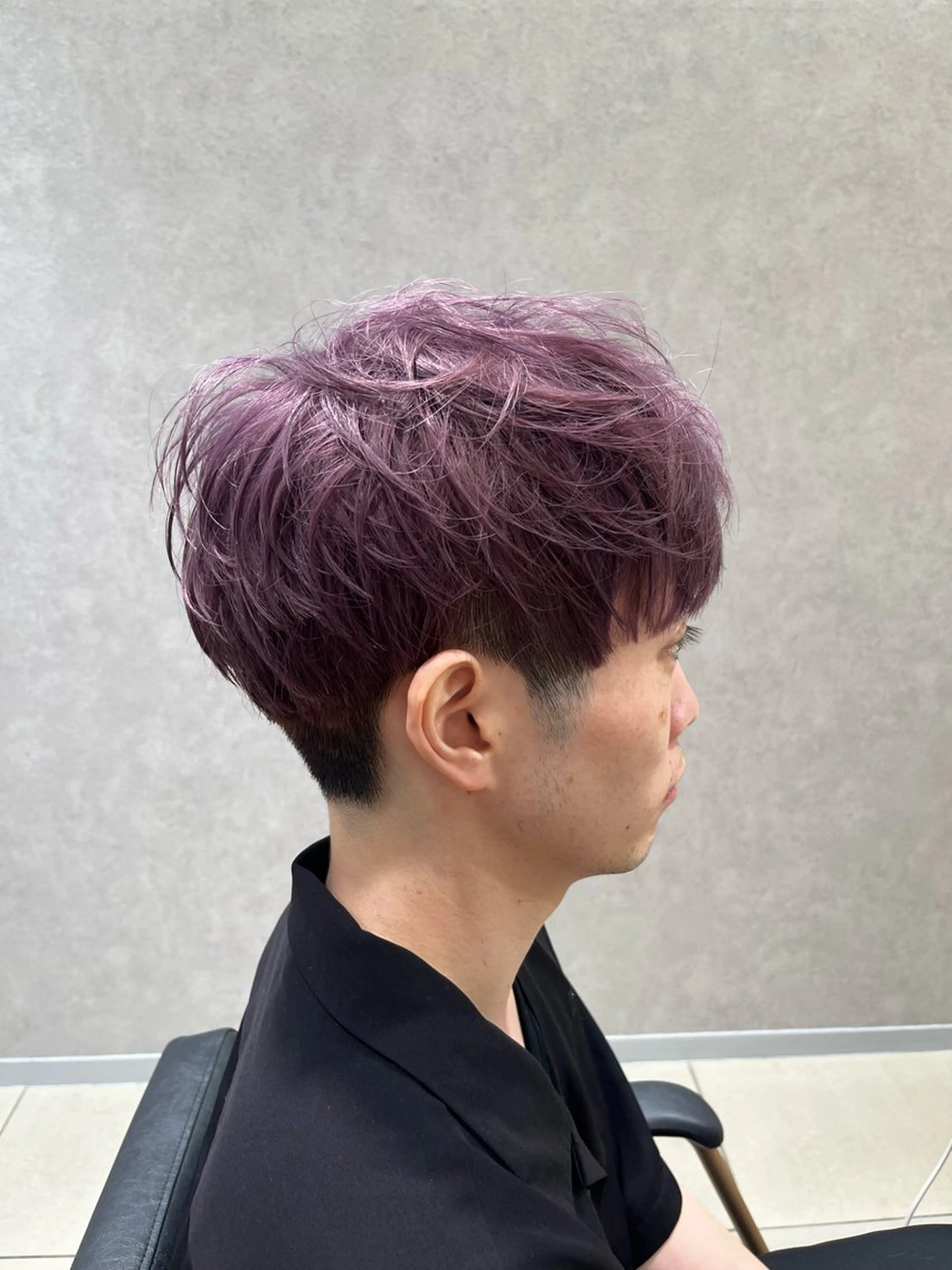 ショート カラー メンズ メンズブリーチ ブリーチ ラベンダーカラー パープルカラー カット ヘアカラー 巖本 真希のヘアスタイル
