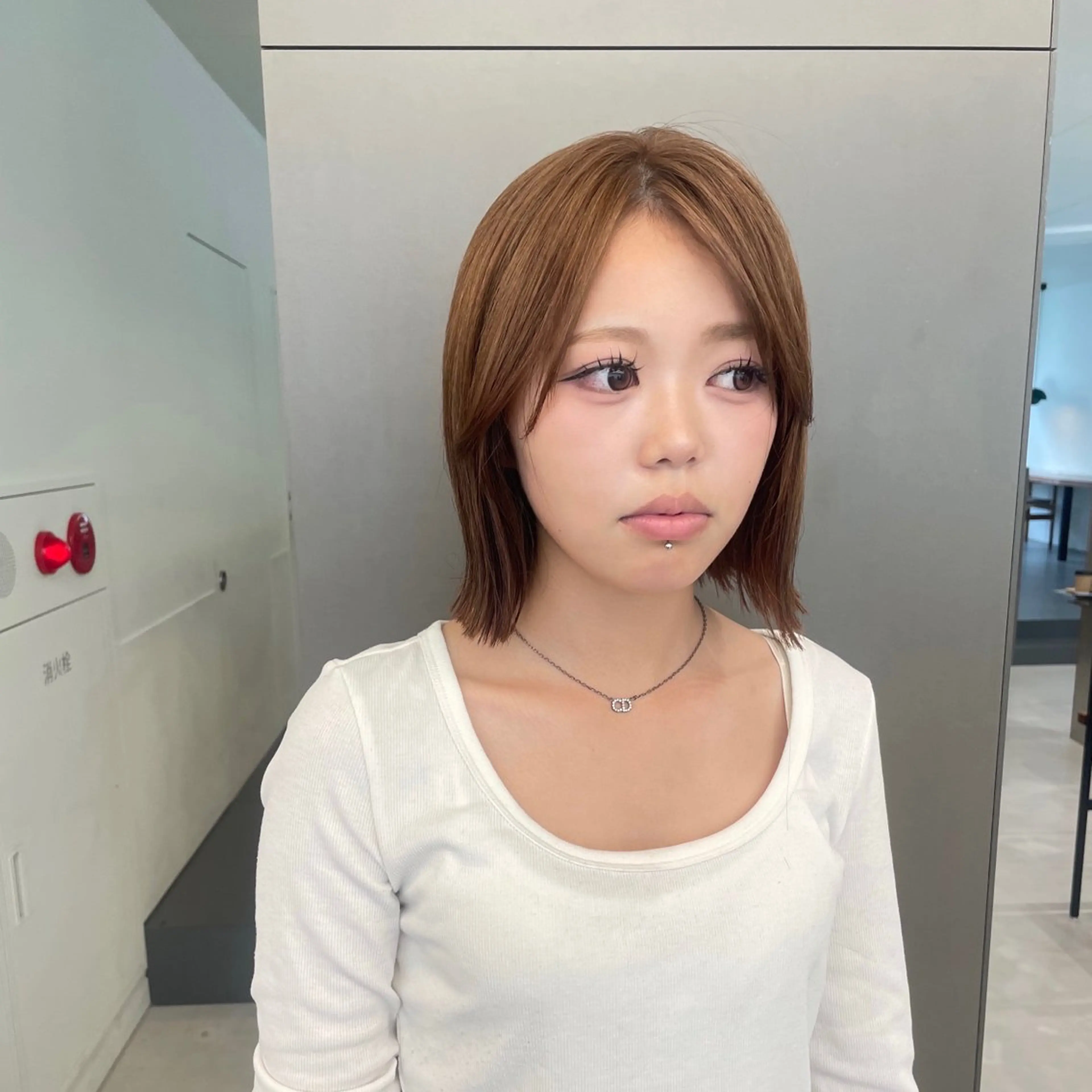 ショート カラー ベージュカラー ブリーチ 透明感カラー ダブルカラー ミルクティーベージュ カット ヘアカラー ブリーチ/レイヤー 🌻Mutsumiのヘアスタイル