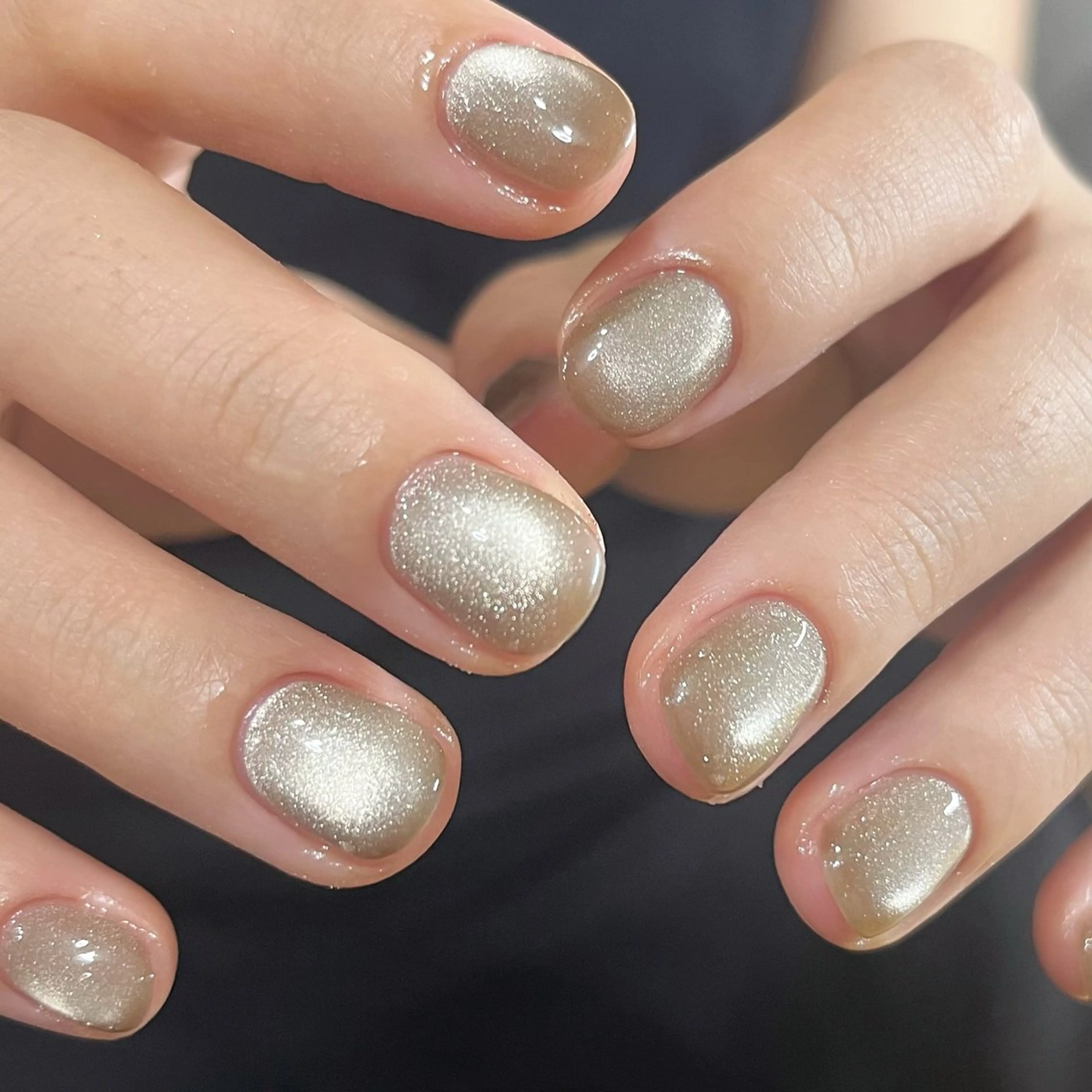 ネイル ゴールド キラキラネイル マグネットネイル ショートネイル ハンドネイル ハンドケア 🎀NAIL🎀 AI🪄︎︎◝✩のネイルデザイン