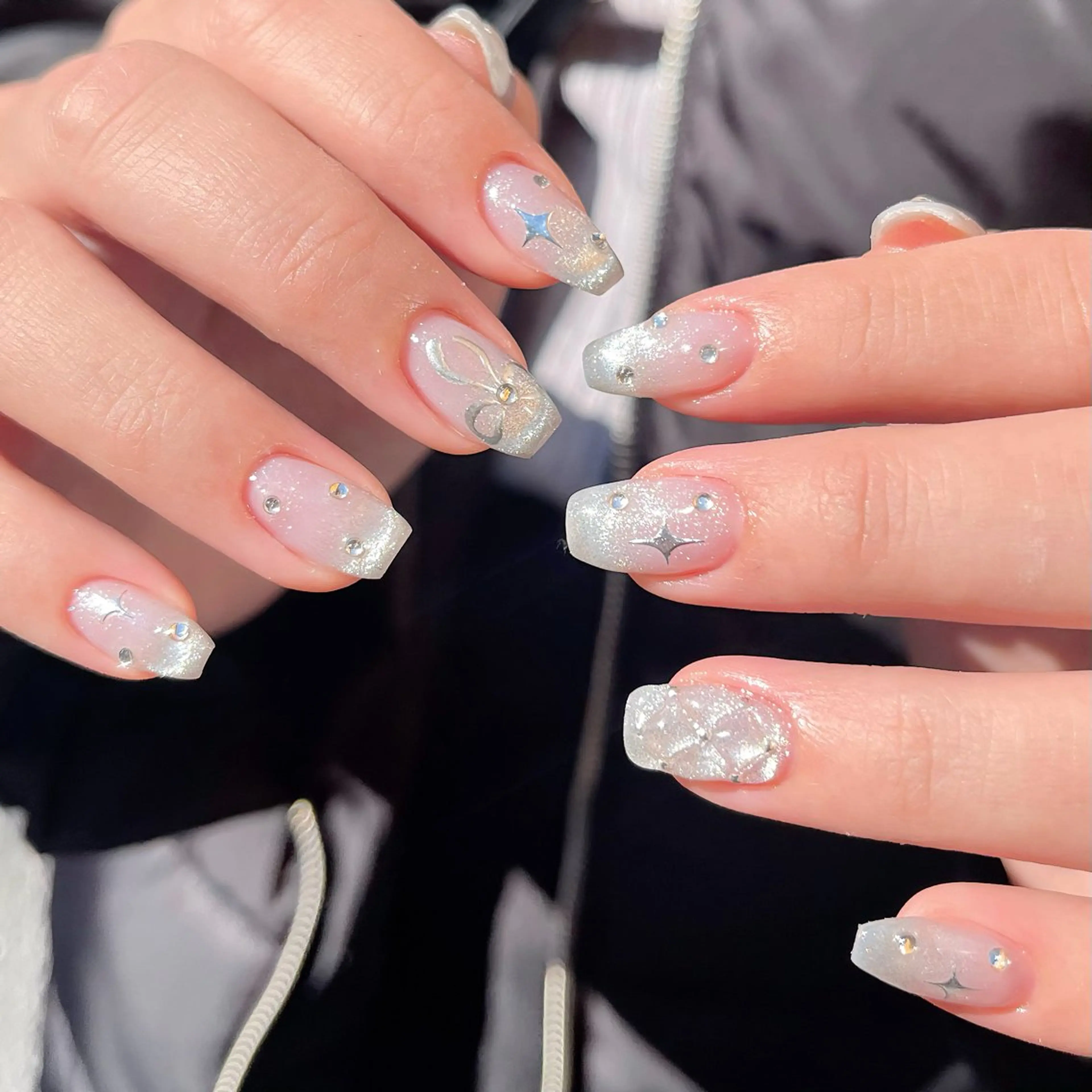 ネイル フレンチネイル マグネットネイル マグネットフレンチ リボン シルバー ハンドネイル 🫧OPELIA NAIL渋谷🫧のネイルデザイン