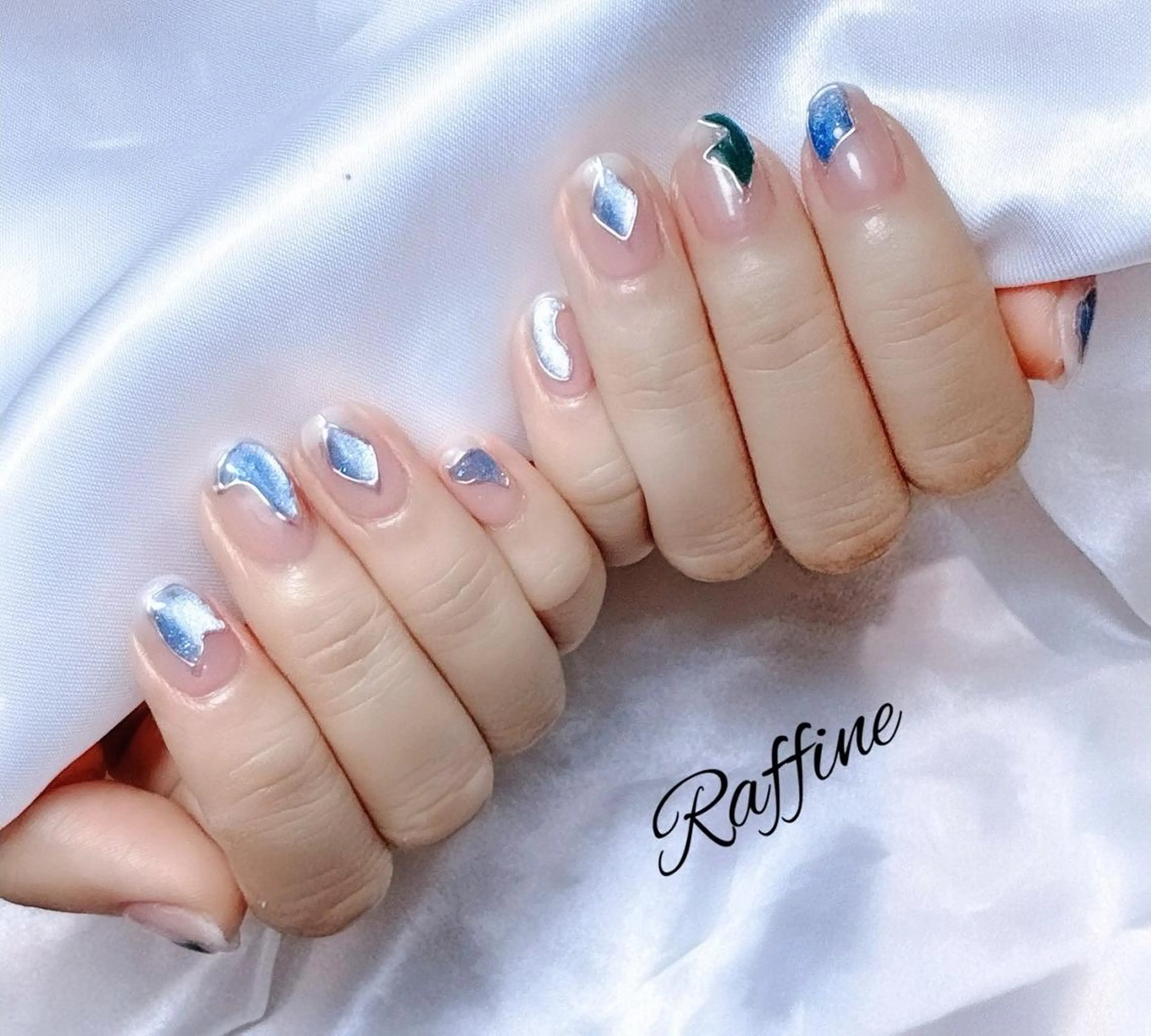 ネイル ハンドネイル RAFFINE 月🦋🩵のネイルデザイン