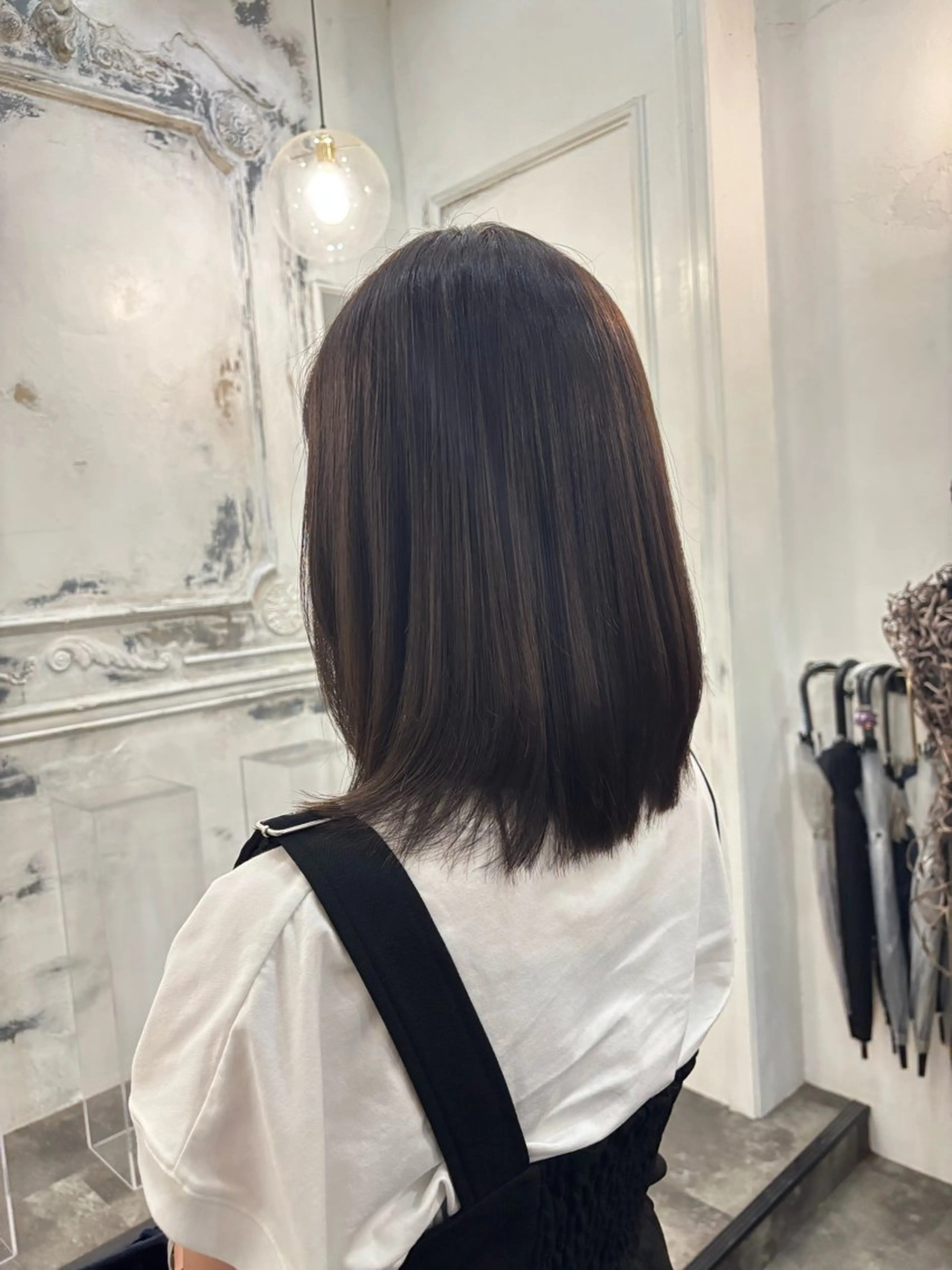 ミディアム アッシュ アッシュグレー レイヤーカット カット ヘアカラー comeghead 琴音のヘアスタイル