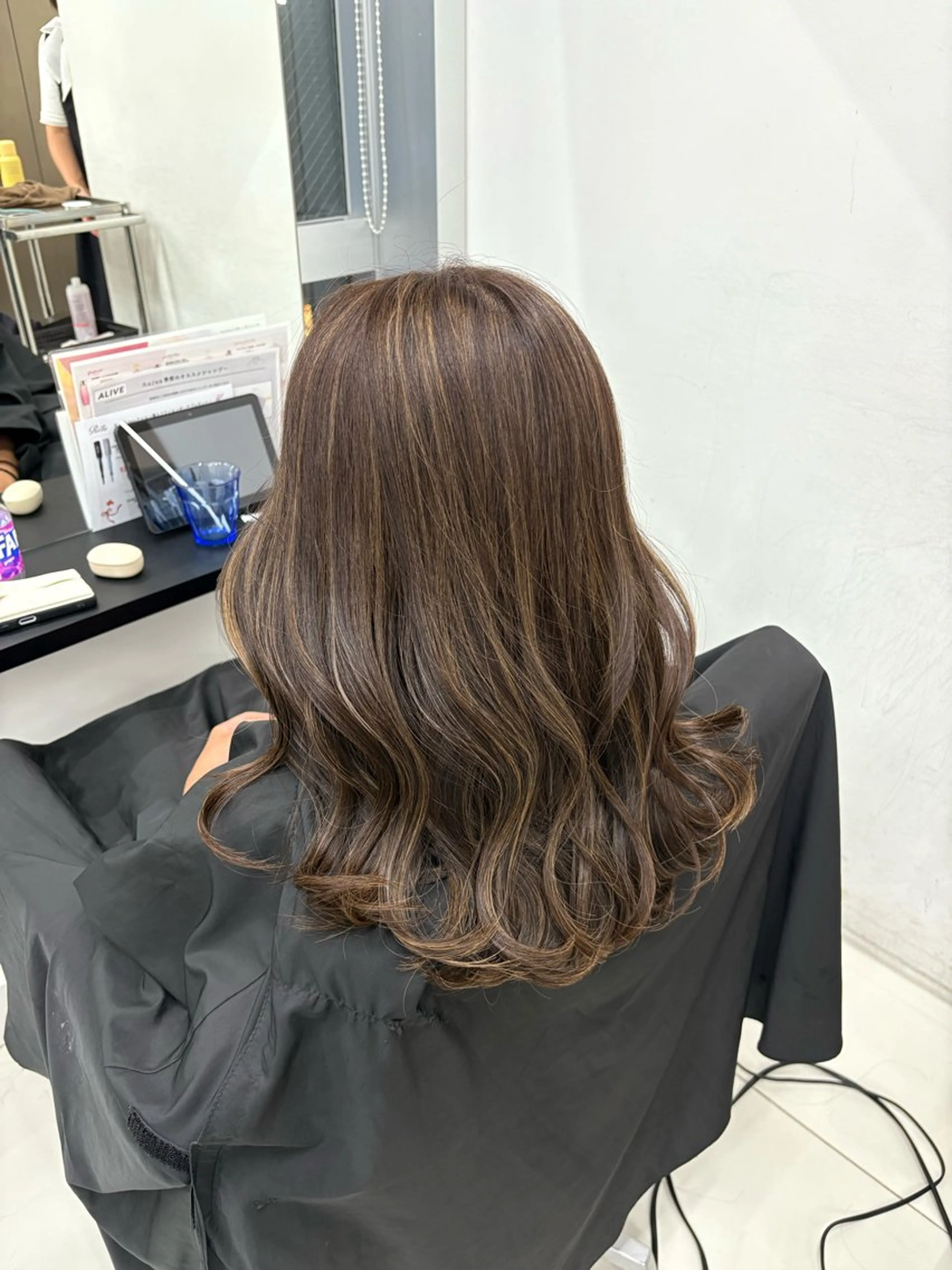 ミディアム カラー ハイライトカラー ハイライト ALIVE原宿🖤 カラーリストるねこのヘアスタイル
