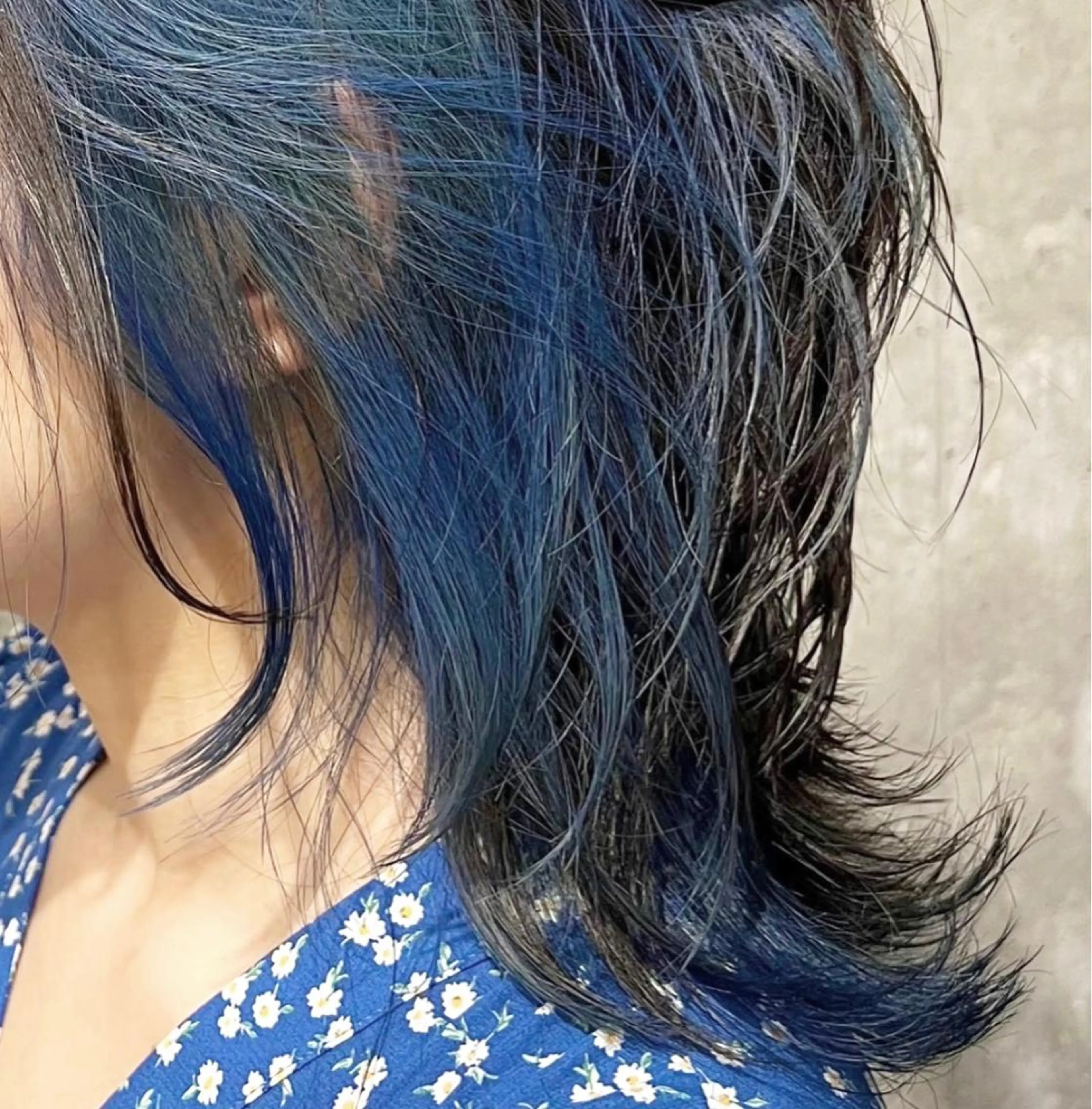 ミディアム カラー アディクシーカラー ベージュカラー 黒髪 ブリーチ ブルーカラー ヘアカラー 藤澤 夏実/インナーカラーのヘアスタイル