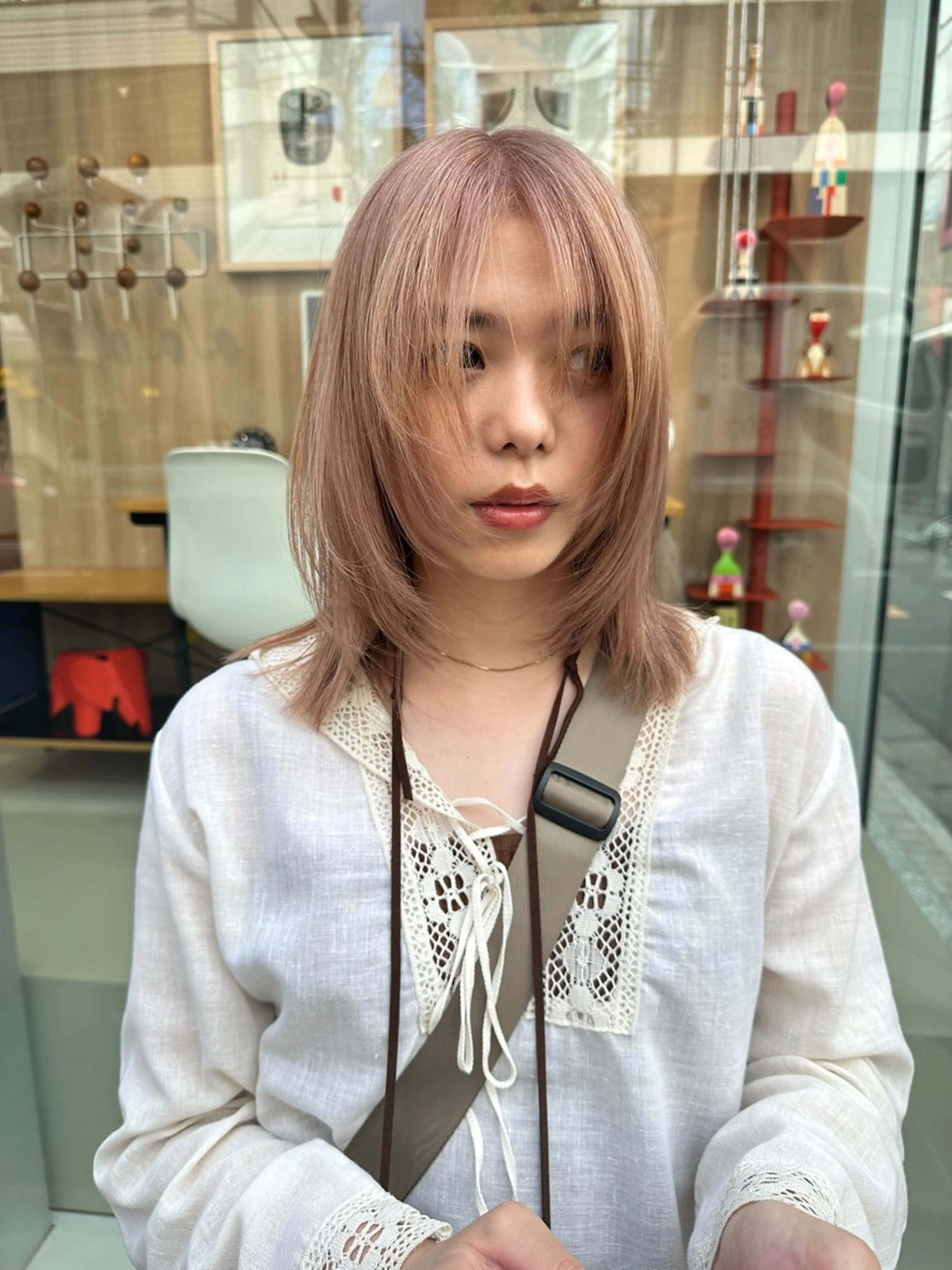 ミディアム カラー ベージュカラー ブリーチ ペールベージュ レイヤーカット カット ヘアカラー トリートメント ボブ/レイヤー/ケア パーマ/透明感カラーのヘアスタイル