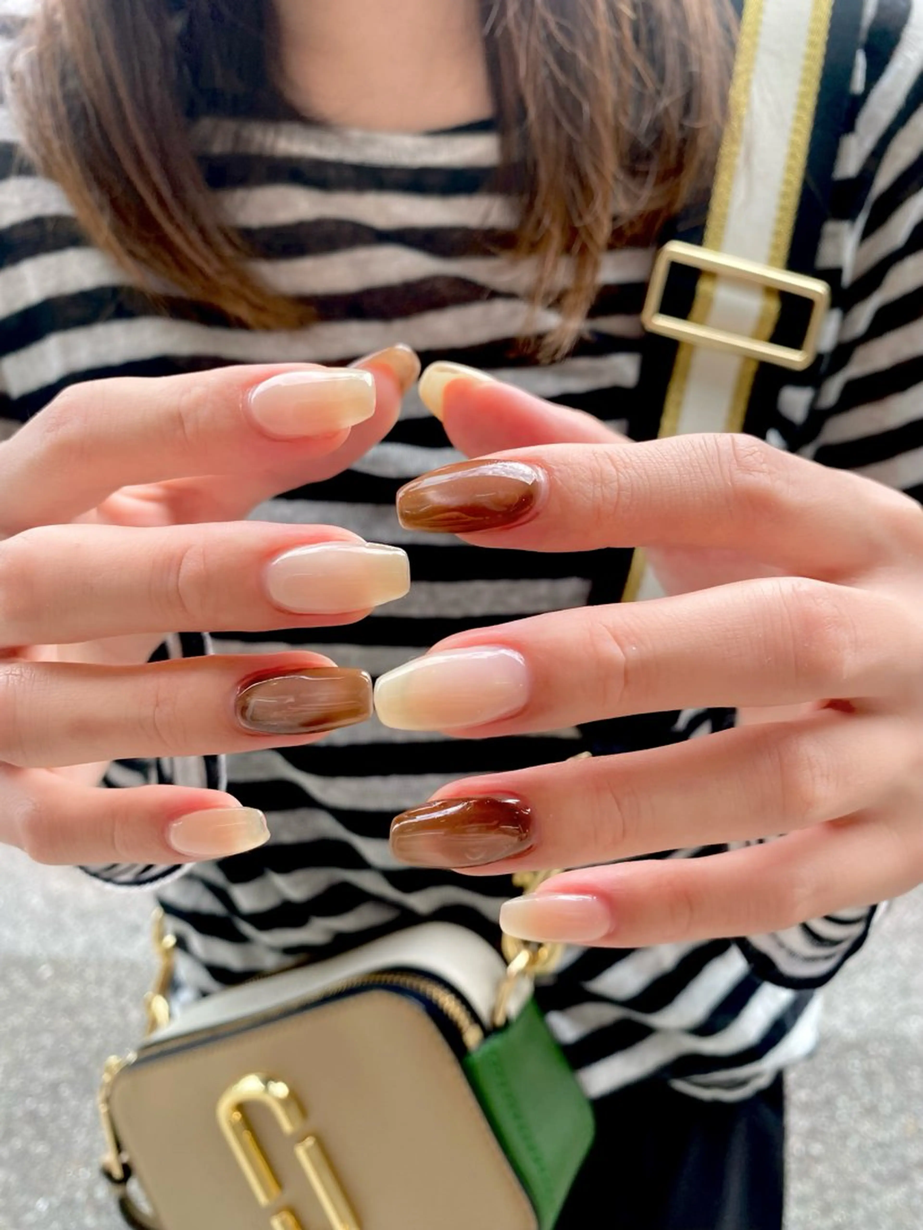 ネイル ブラウン マグネットネイル ホワイト ハンドネイル Teasiameme ヒノのネイルデザイン