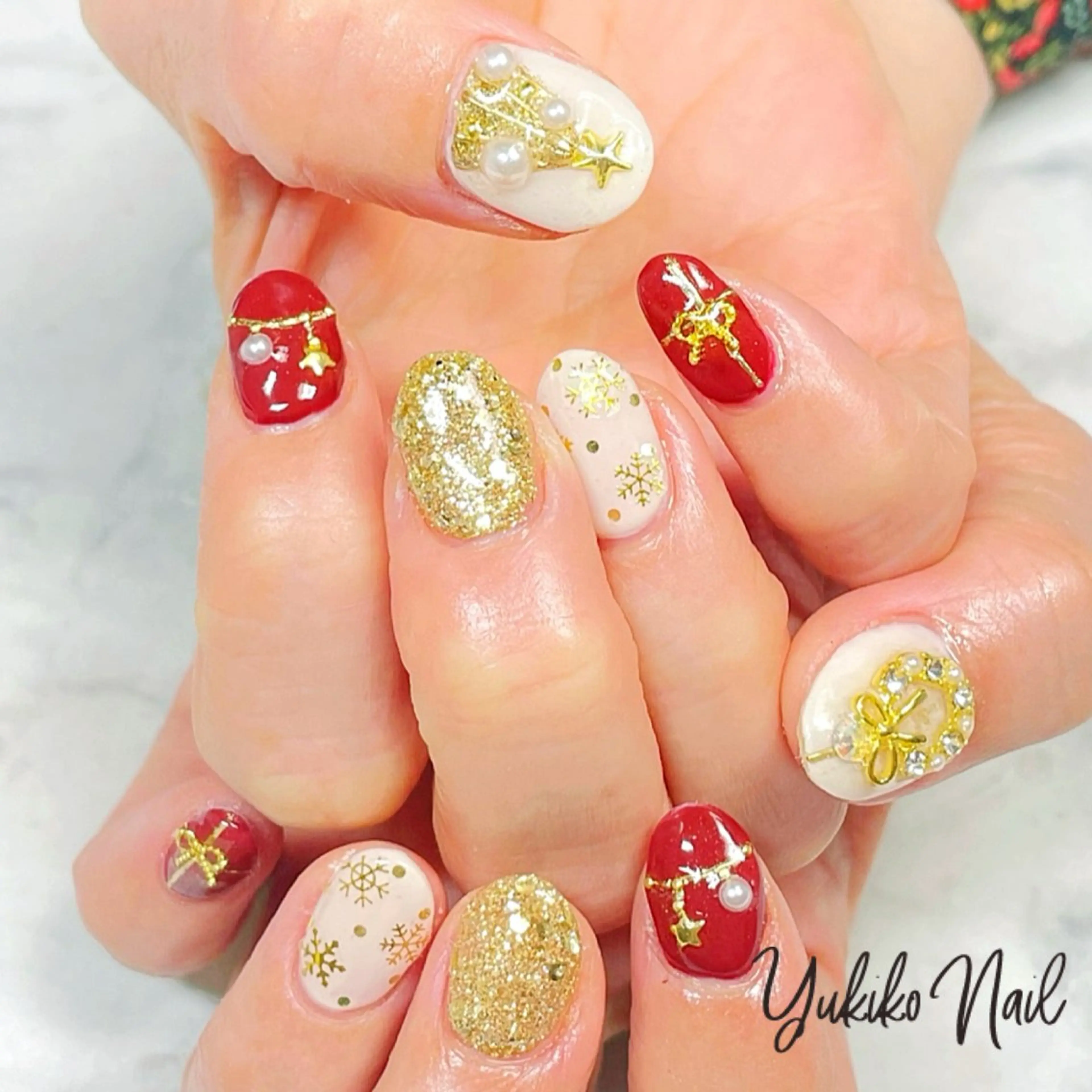 ネイル ゴールド キラキラネイル 赤色 冬ネイル クリスマス ユキコ ネイルのネイルデザイン