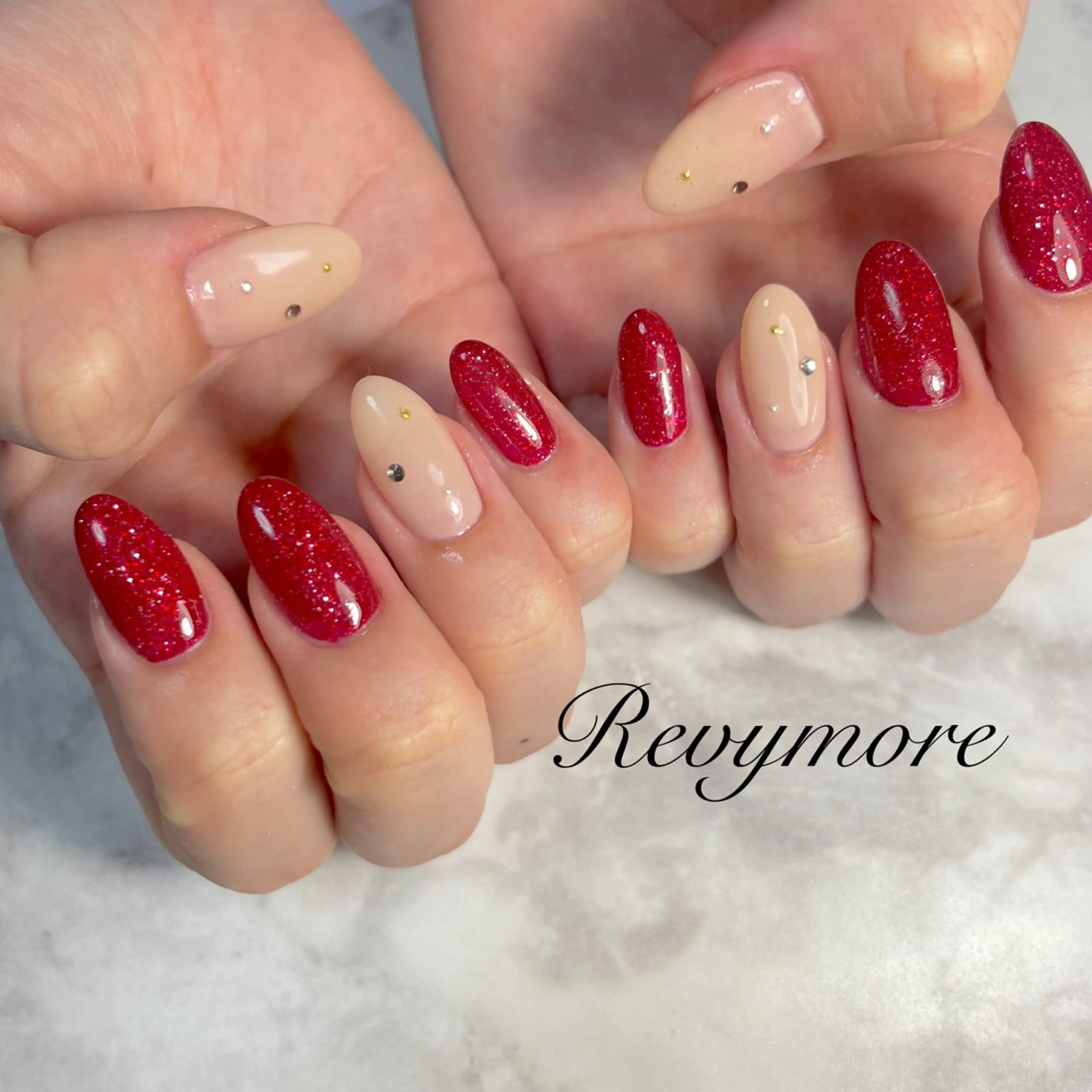 ネイル ジェルネイル ニュアンスネイル オフィスネイル ワンカラーネイル 赤色 nail salon Revymore所属・nail salon Revymoreのネイルデザイン