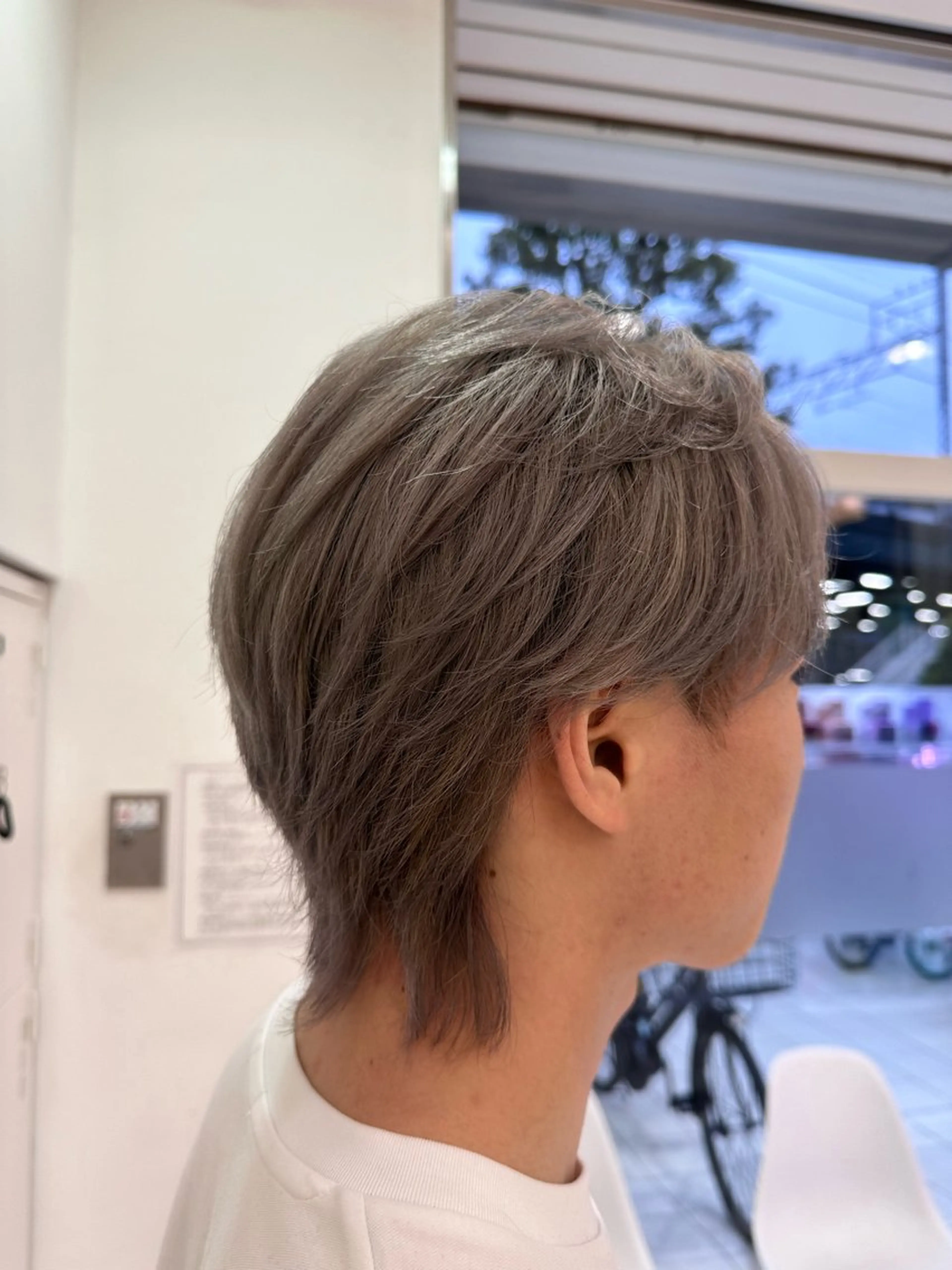 カラー メンズ メンズブリーチ ベージュカラー ブリーチ 伊佐 愛のヘアスタイル
