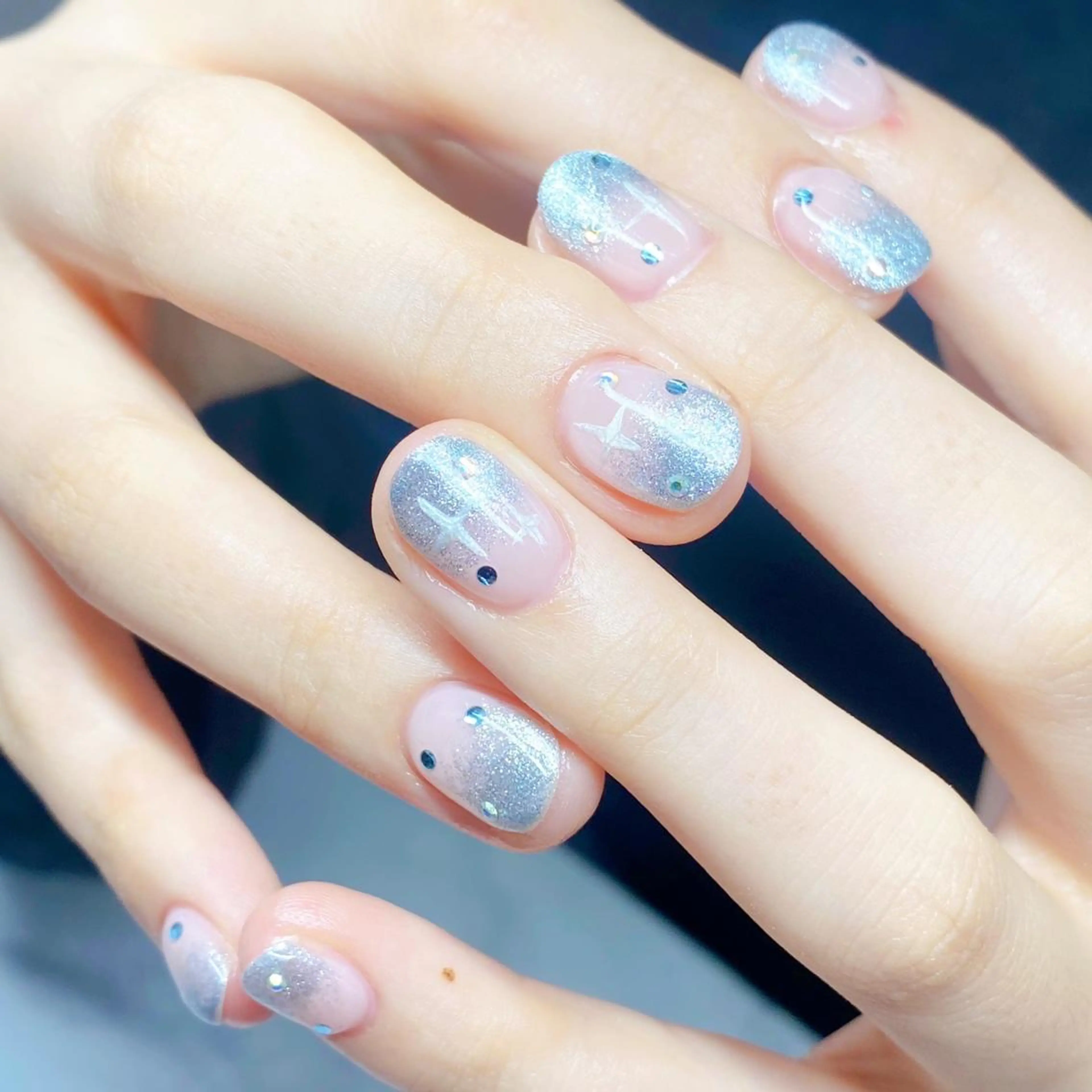 ネイル ブルー ジェルネイル グラデーション キラキラネイル マグネットネイル ハンドネイル ハンドケア 💐ka yo💐（東白楽）のネイルデザイン