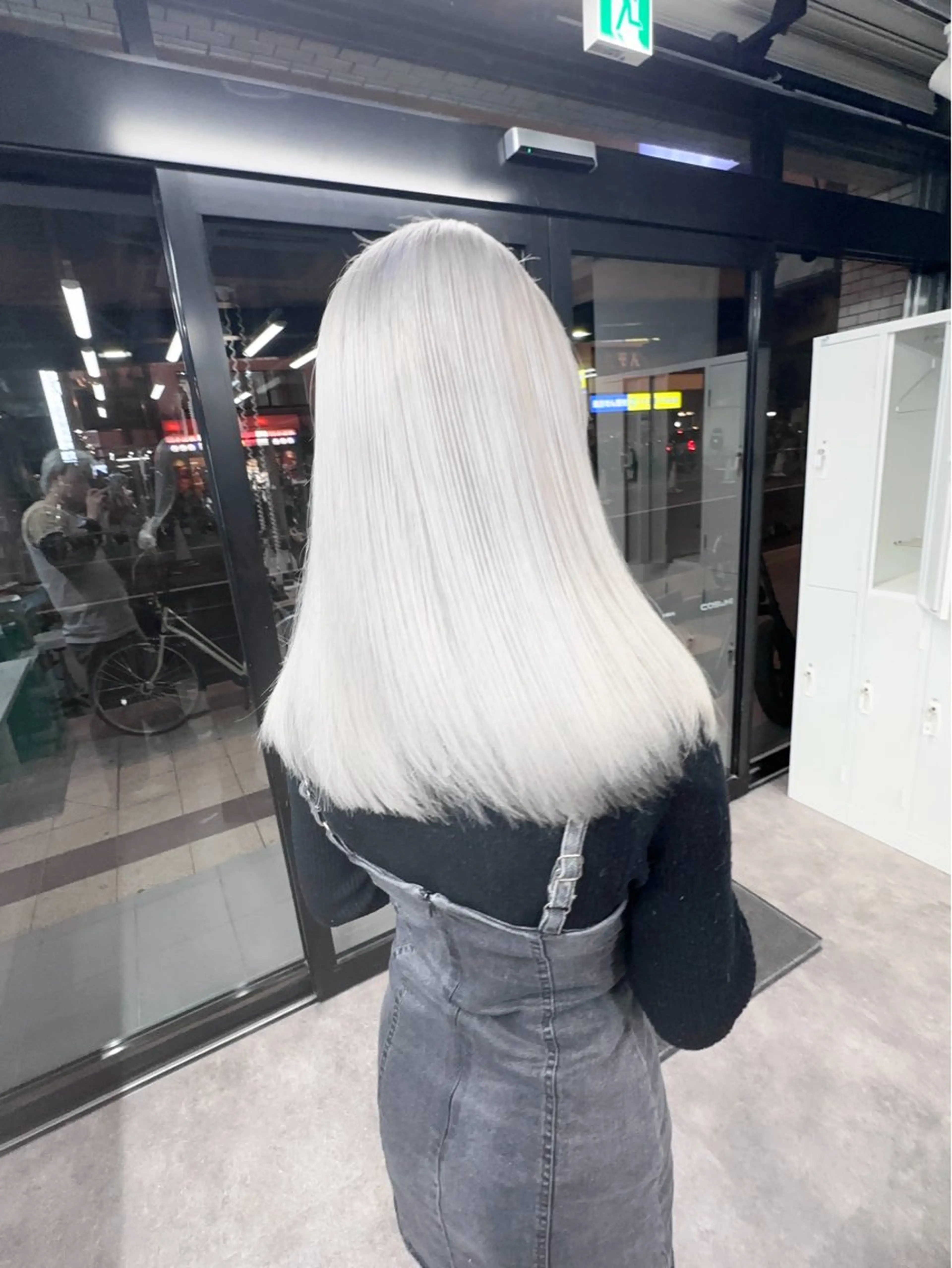 ロング 前髪カット🩶レイヤ ー🩶ハイトーン🩶のヘアスタイル