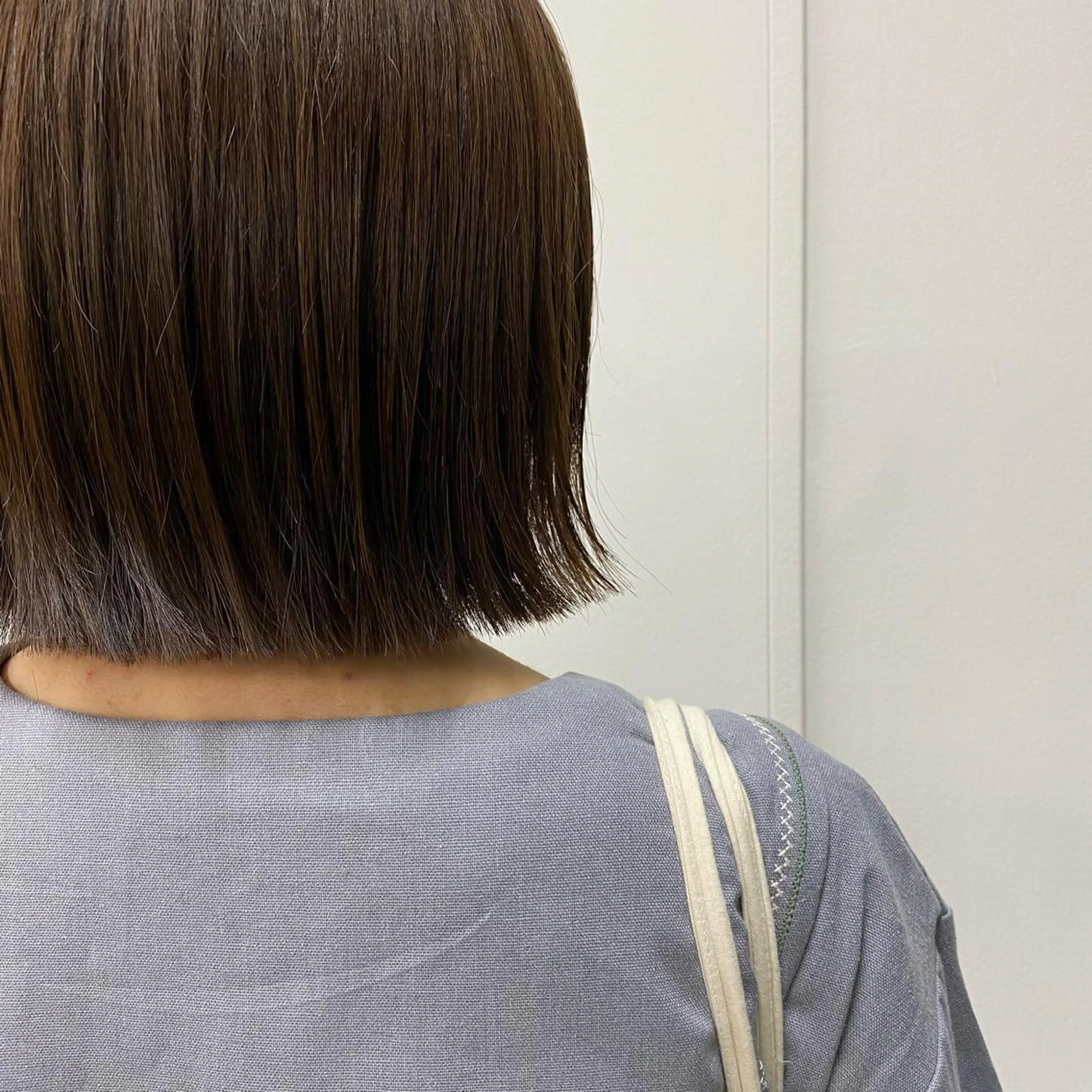 ショート カラー ベージュカラー ボブ 外ハネヘア uka スタイリスト 楠本紗己のヘアスタイル