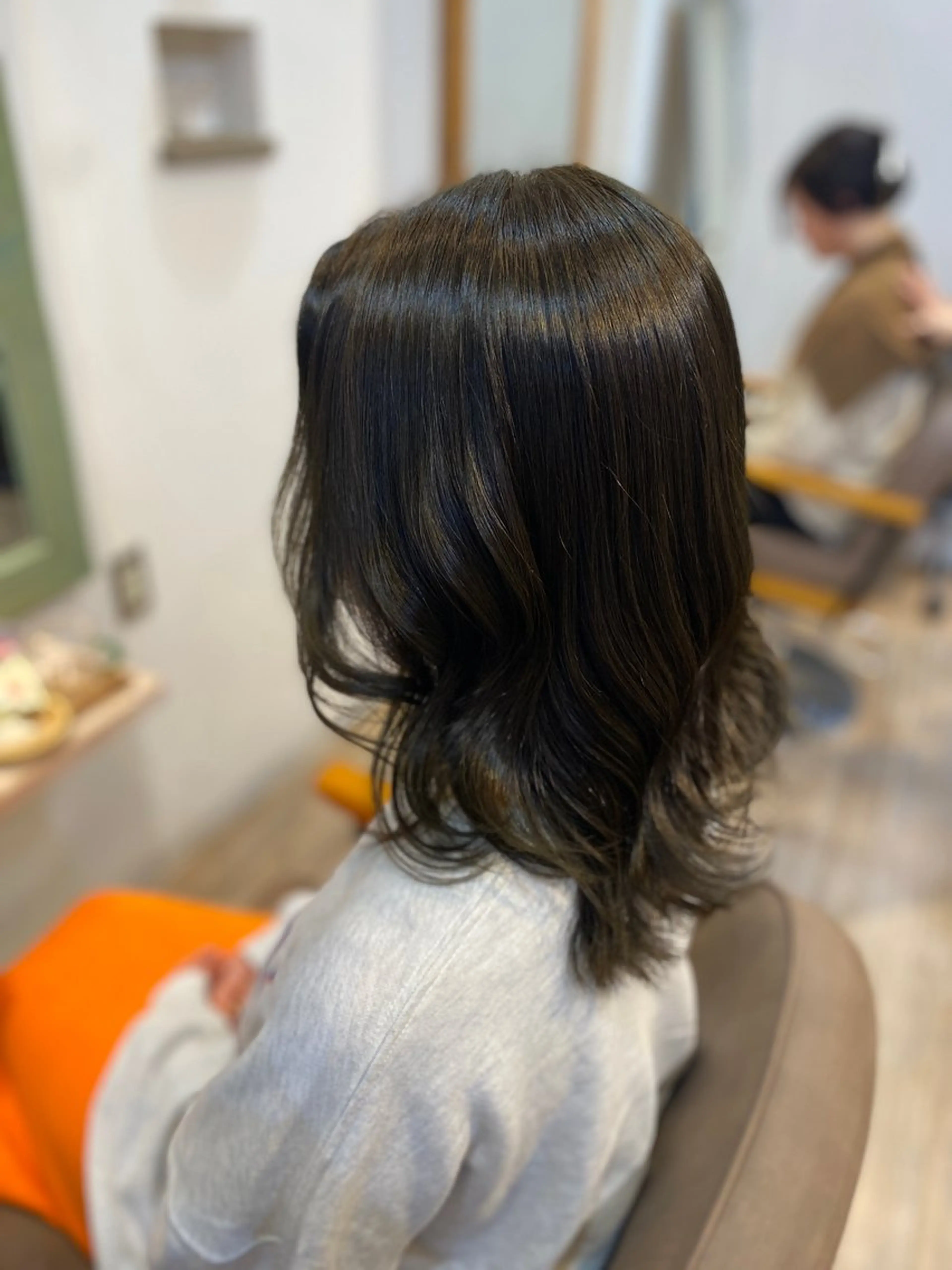 セミロング カラー オリーブカラー 安住 千明のヘアスタイル