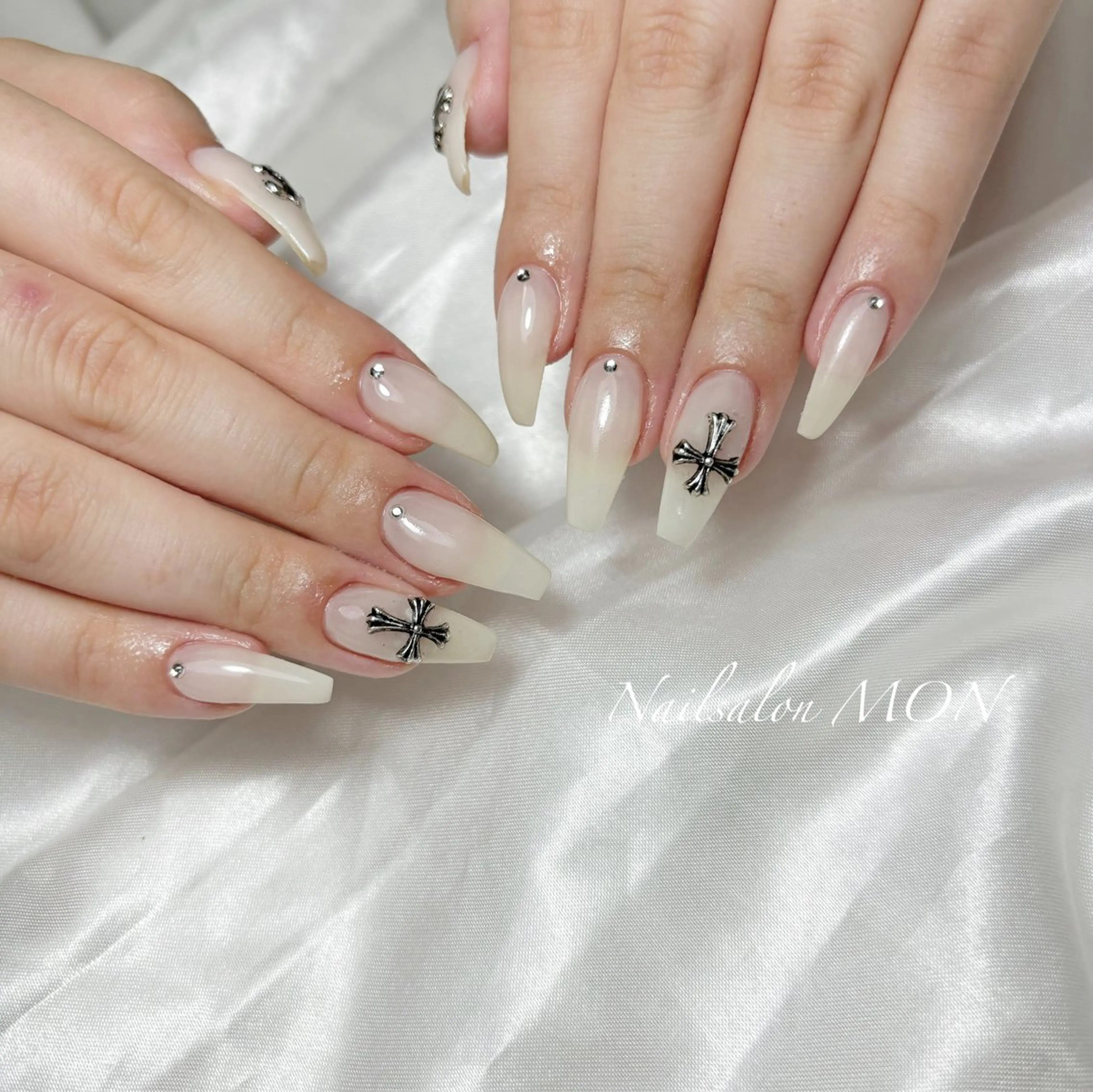 ネイル ストーンネイル ハンドネイル Nailsalon MONのネイルデザイン