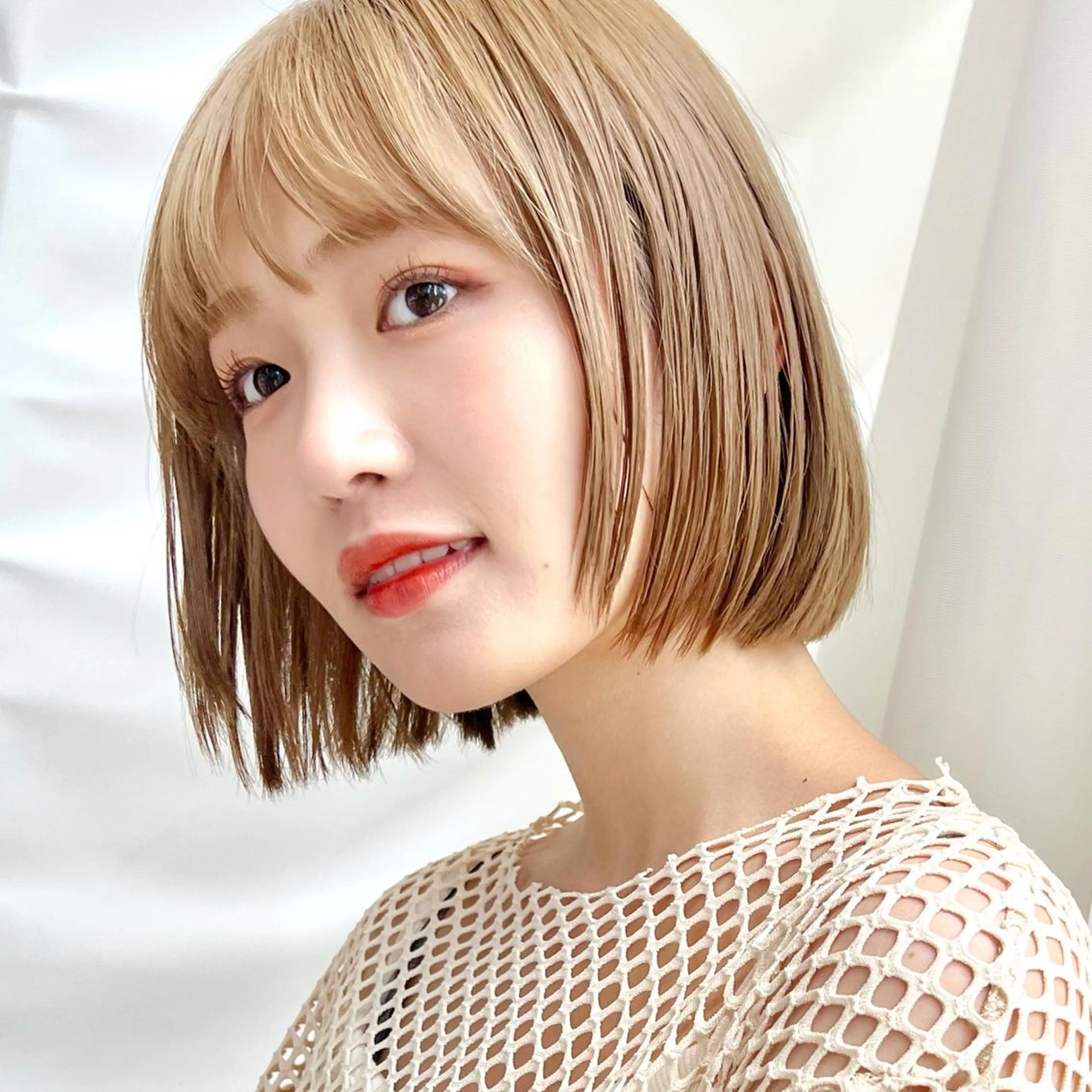 ショート カラー 切りっぱなしボブ 前下がりボブ ベージュカラー ブリーチ グレージュ カット ヘアカラー トリートメント ニュアンスレイヤー ハイトーンカラーのヘアスタイル