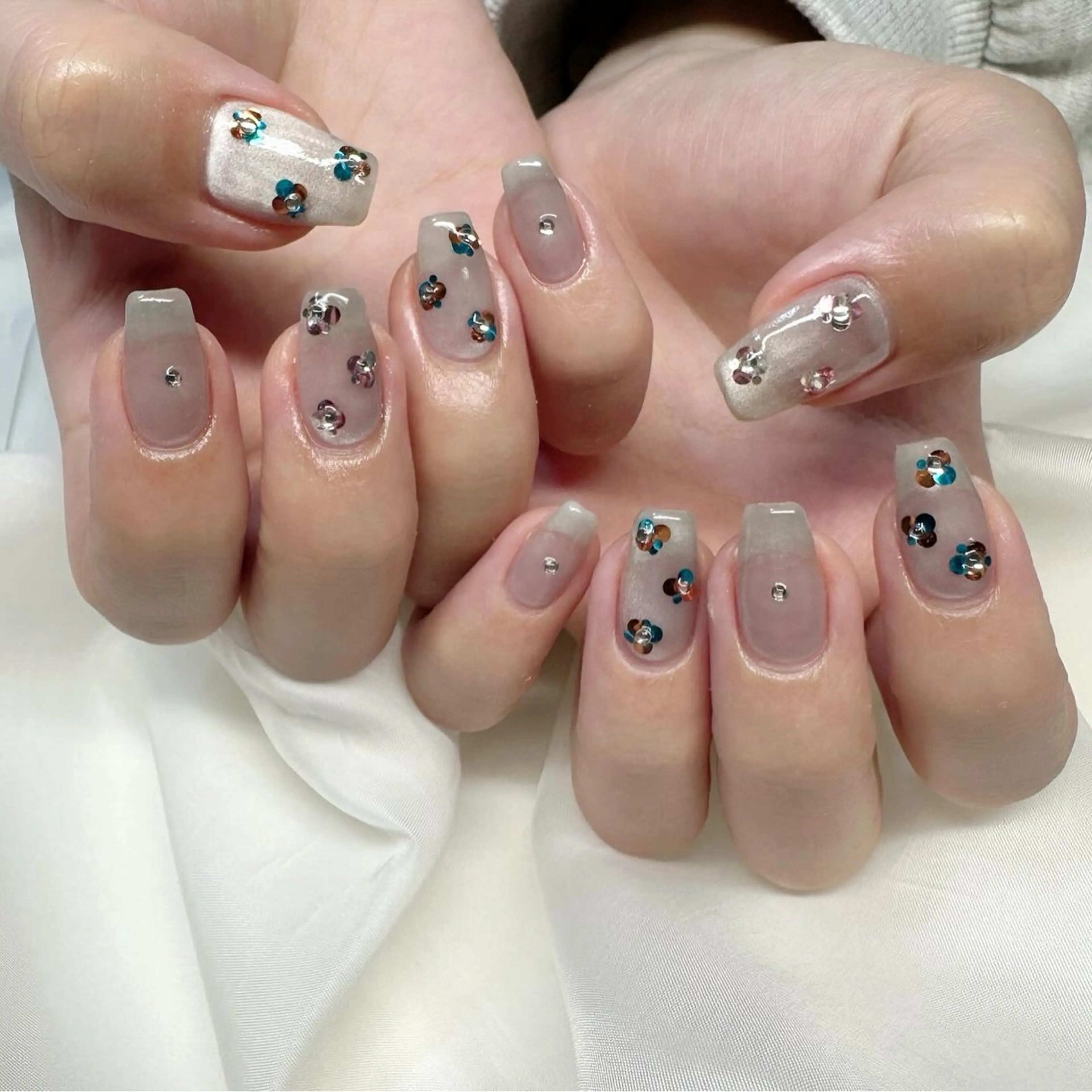 ネイル ホログラムネイル 氷ネイル・うるうるネイル 韓国ネイル マグネットネイル シルバー 🪞KAPE NAIL 🪞のネイルデザイン