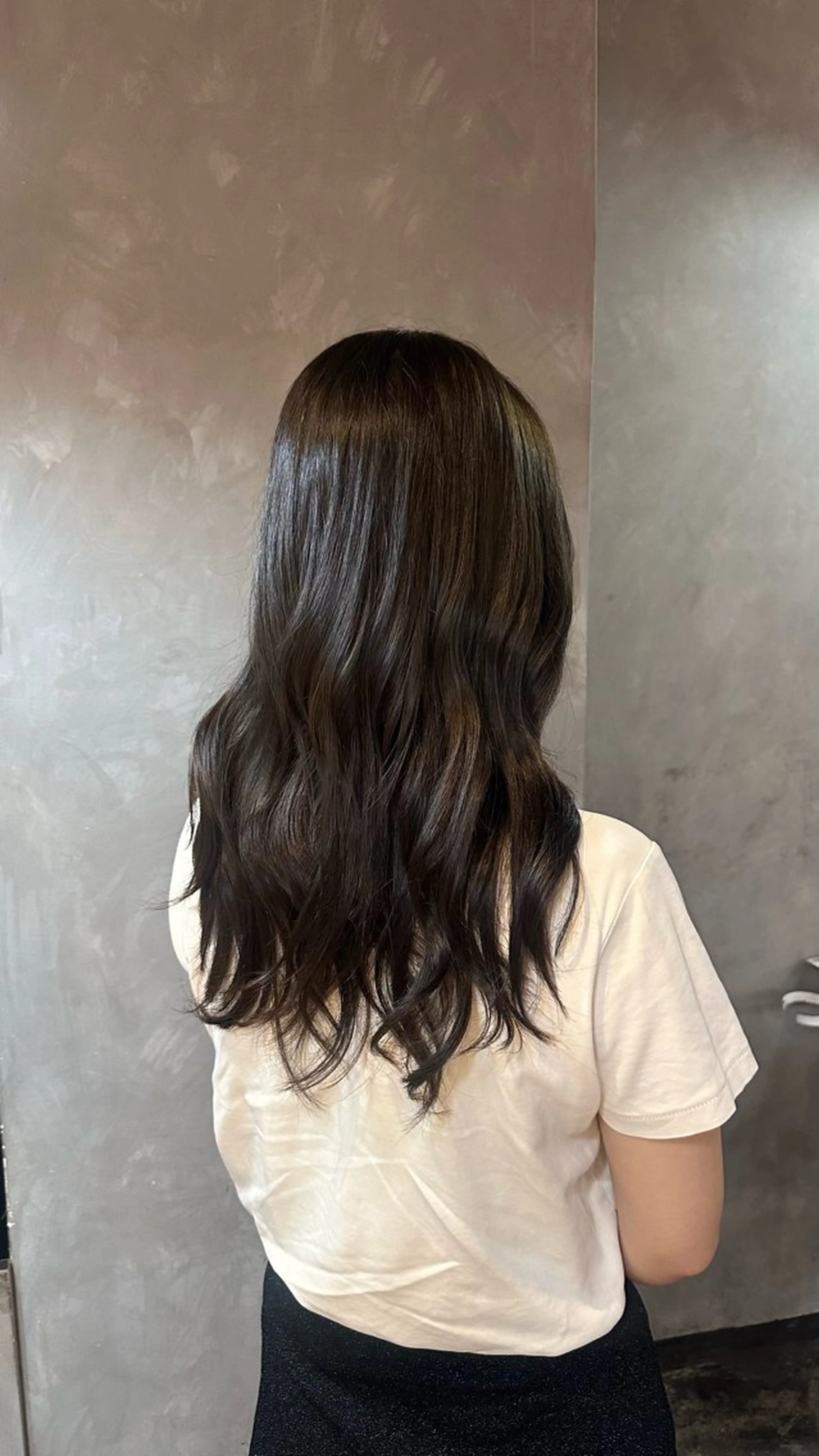 ロング コナカ モエのヘアスタイル