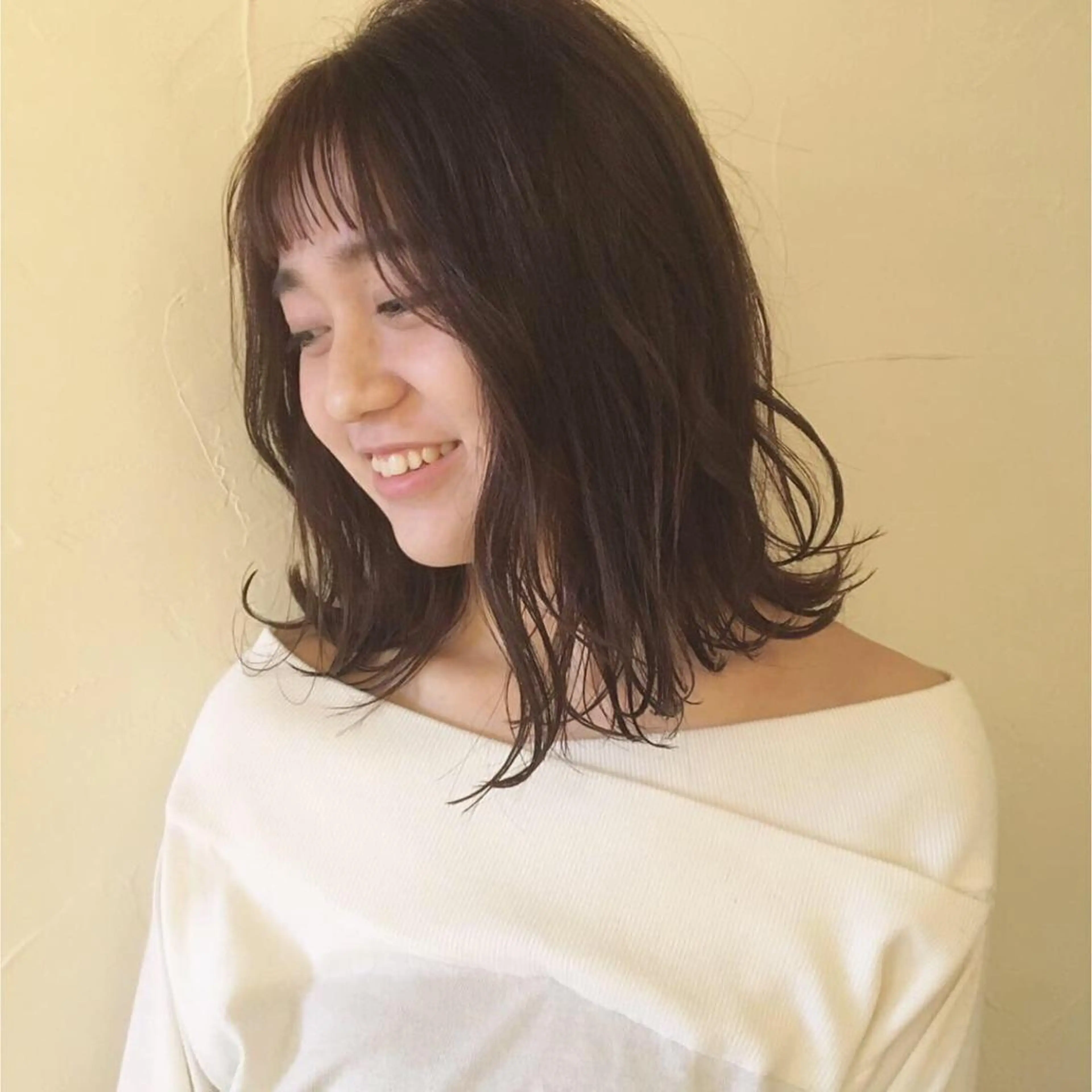 ミディアム 切りっぱなしロブ 外ハネヘア historico所属・シマダ アユミのヘアスタイル