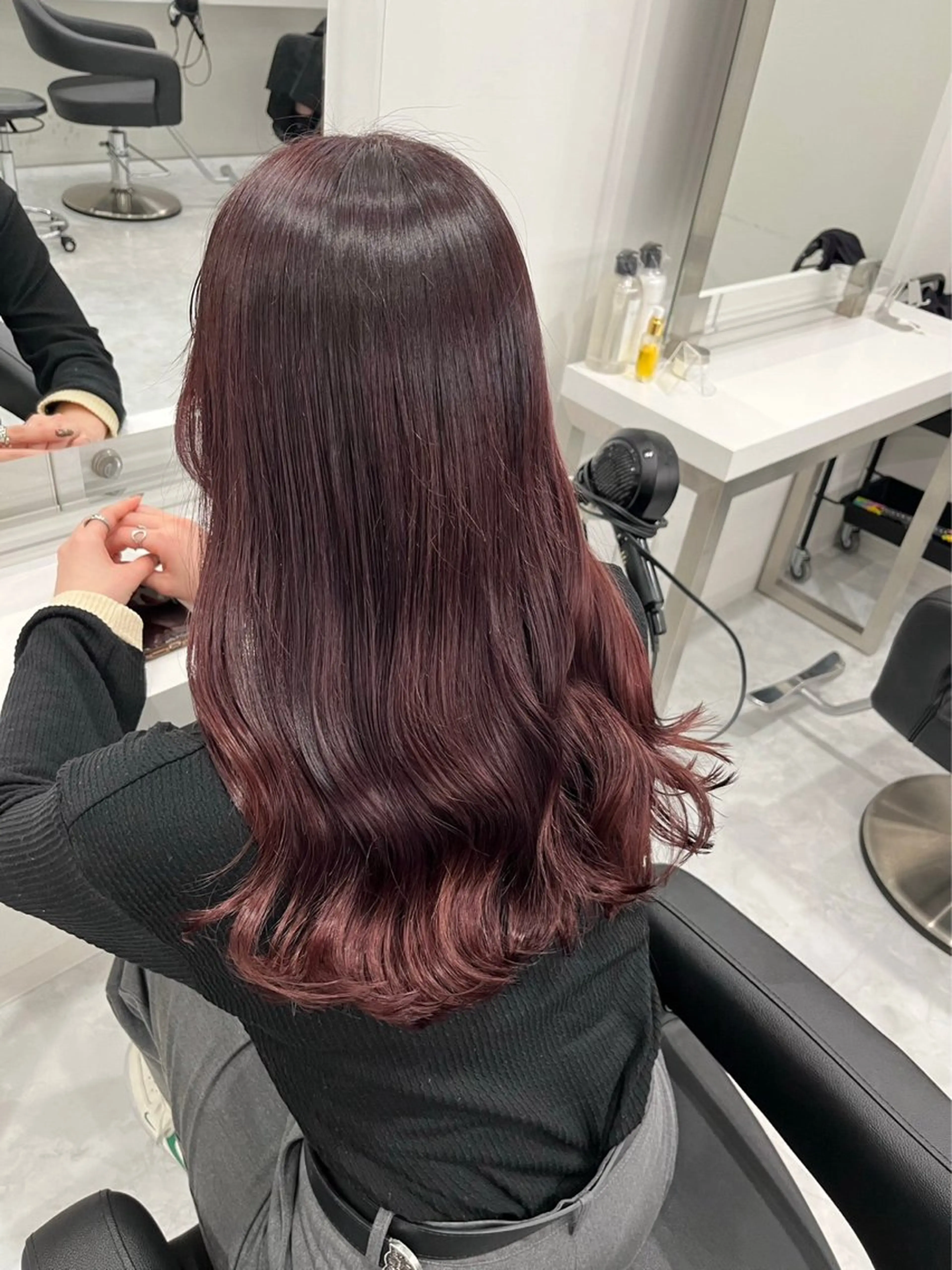 ロング メンズ ヘアカラー 艶感ミルクティー🤍 色落ち綺麗🤍ともやのヘアスタイル
