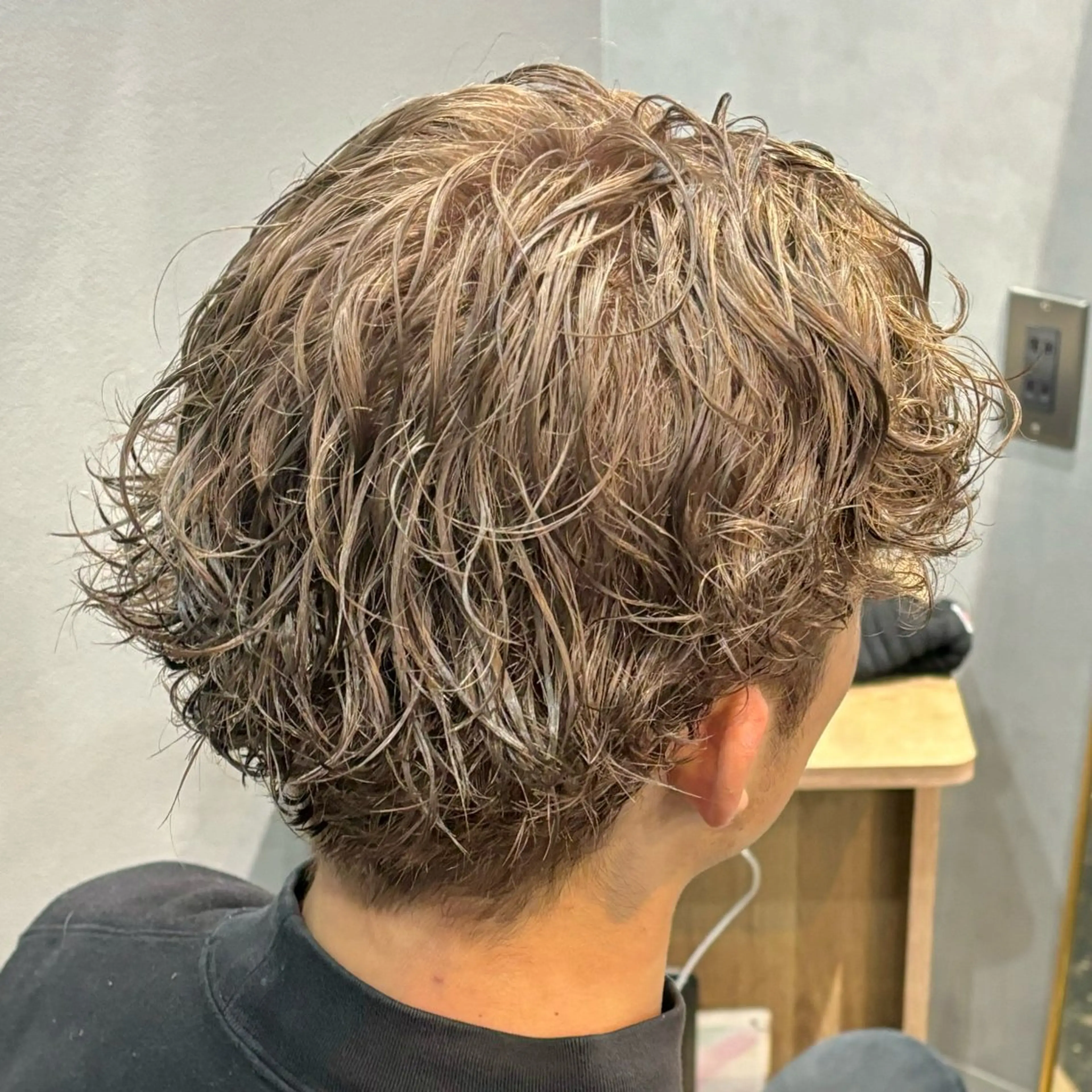 ショート カラー パーマ メンズ メンズブリーチ ベージュカラー ブリーチ くせ毛 ヘアカラー 透明感カラー🌼 やまかわ まなみ🌼のヘアスタイル