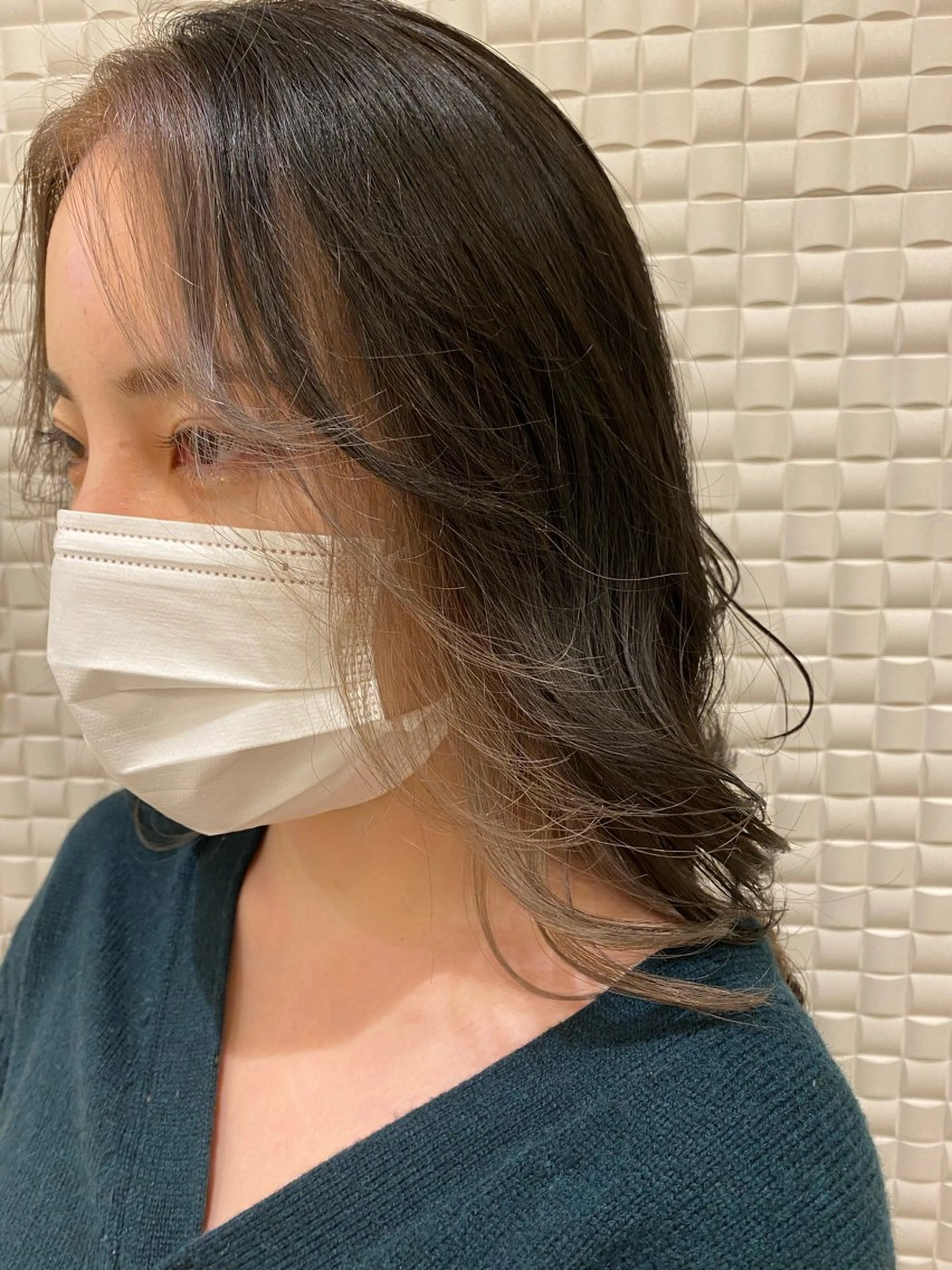 ミディアム カラー ヘアアレンジ ベージュカラー ブリーチ インナーカラー ミルクティーベージュ ヘアカラー トリートメント 新宿スペインカール ヨモギダのヘアスタイル