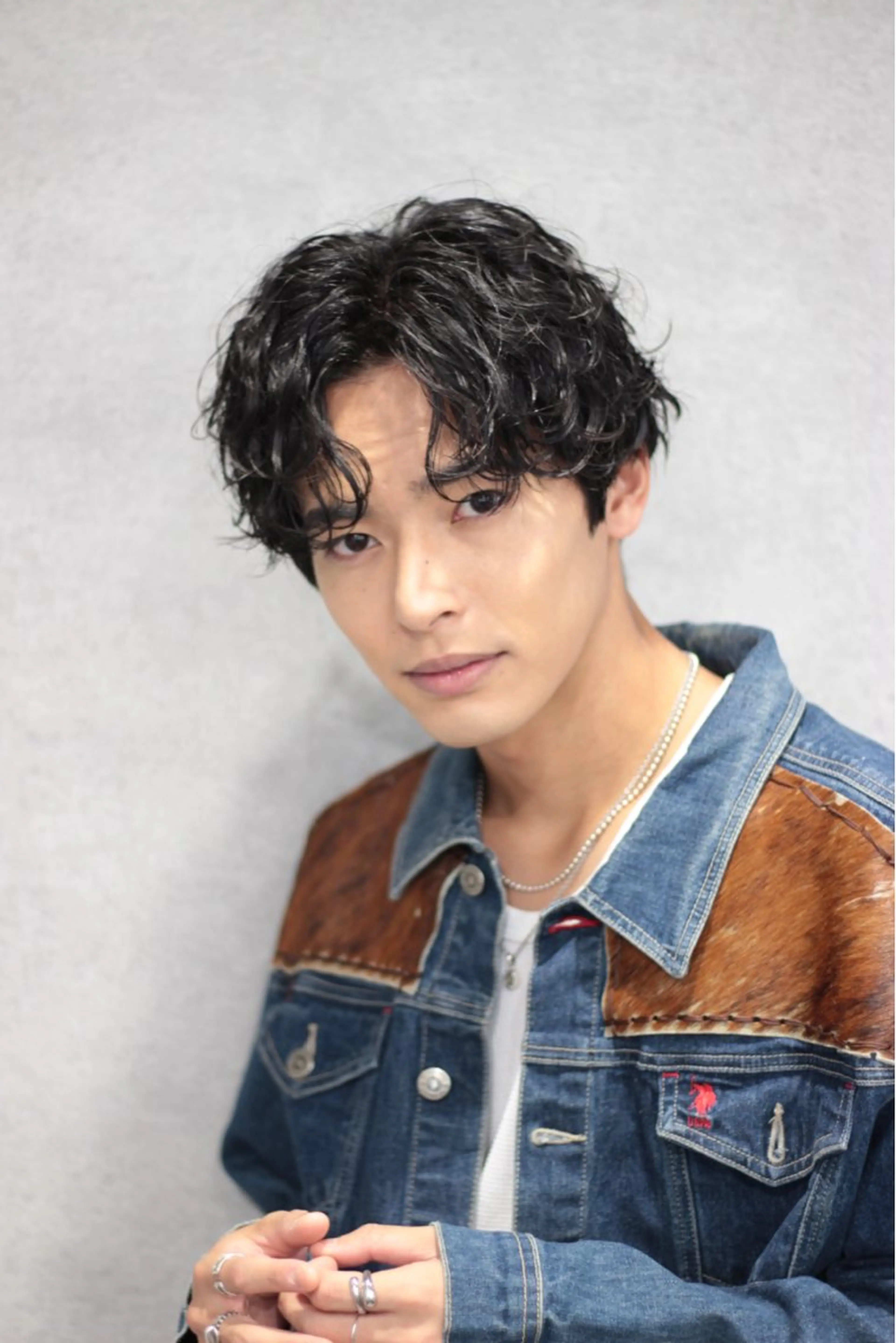 ショート カラー パーマ ヘアアレンジ メンズ メンズブリーチ センターパート メンズハイライト メンズハイトーン マッシュウルフ スパイキー/フェザー /波巻き/かいとのヘアスタイル