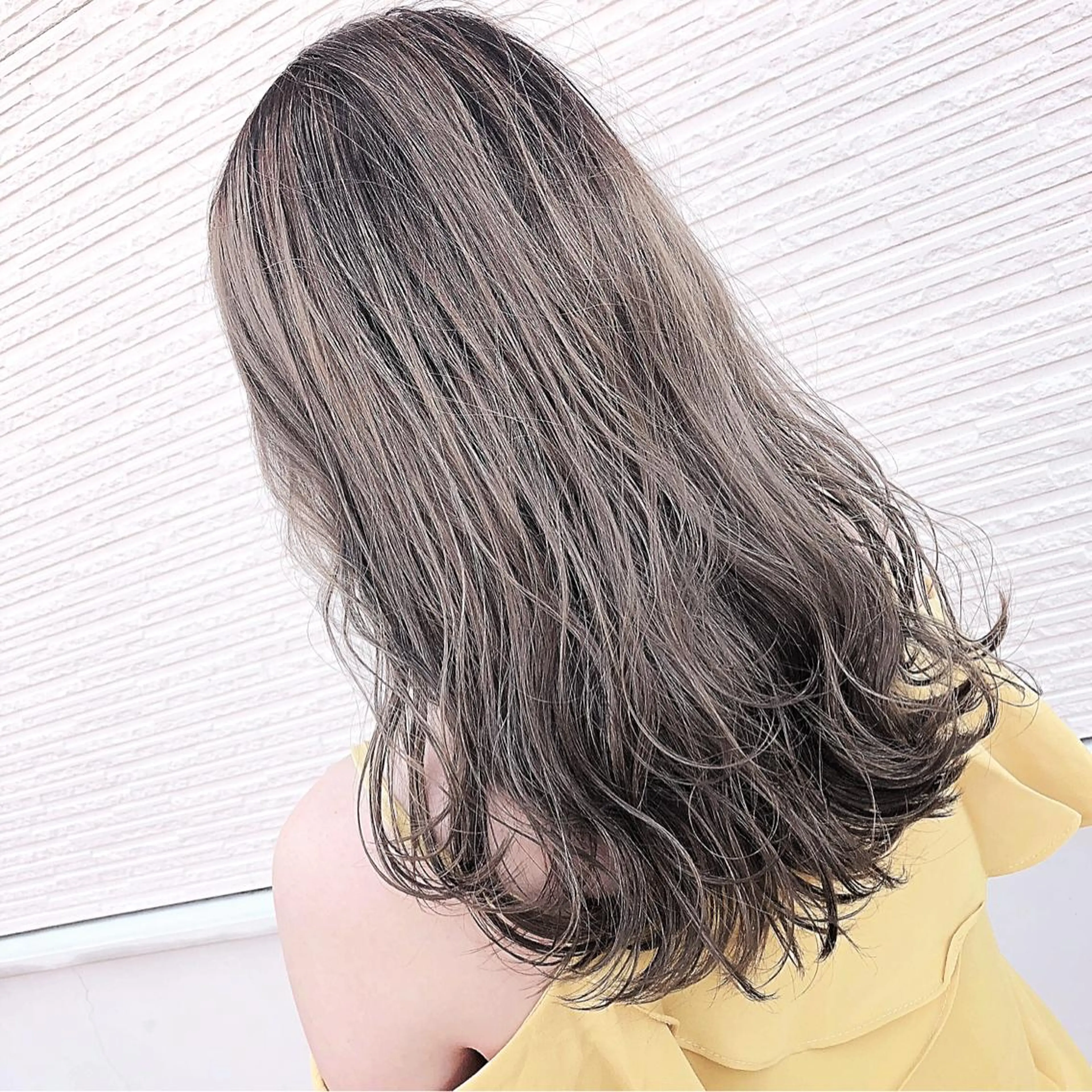 セミロング カラー バレイヤージュ ブリーチ レイヤーカット 名畑 裕貴のヘアスタイル