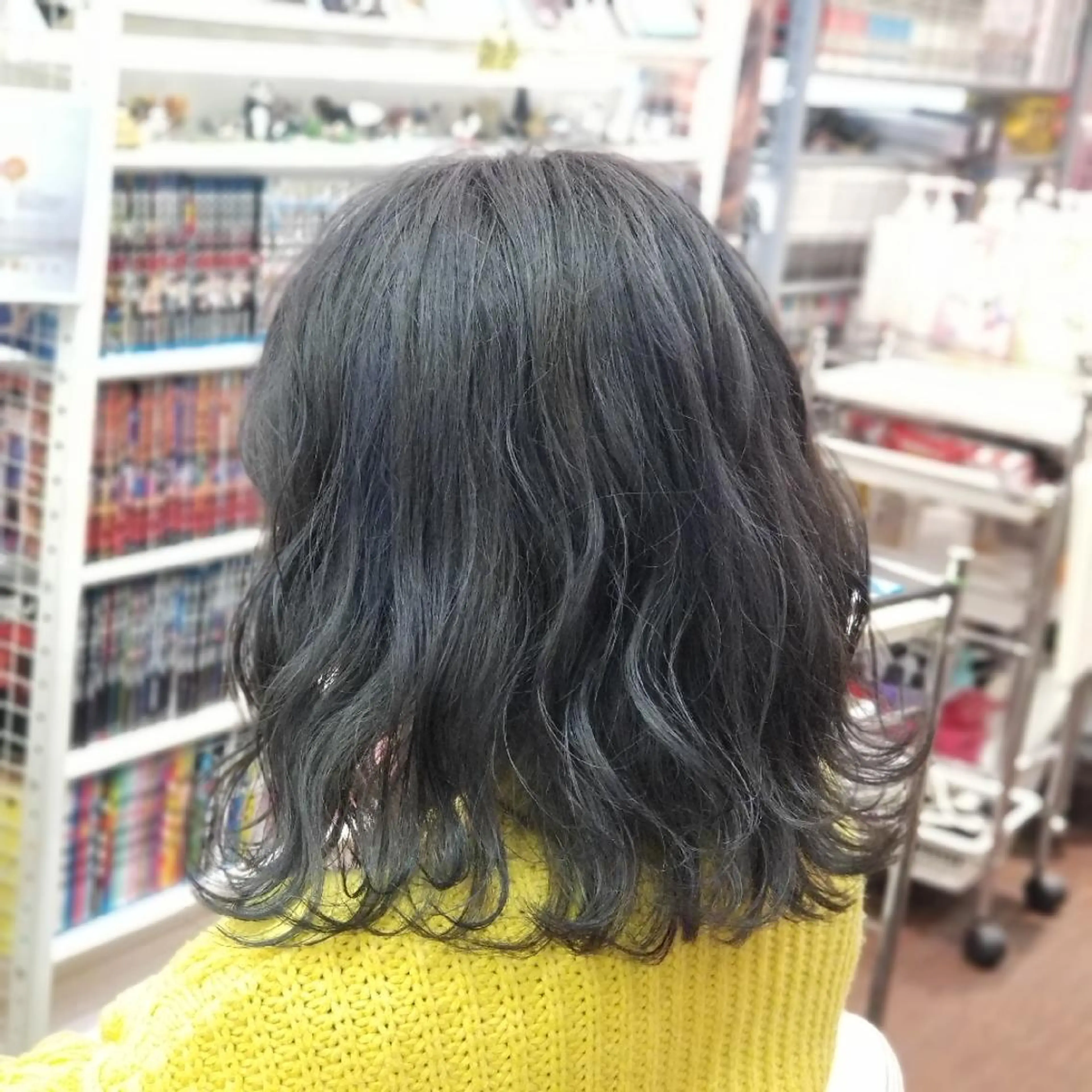ミディアム カラー アッシュ アッシュグレー ブリーチ 伸ばしかけ 外ハネヘア カット ヘアカラー 植田 修平/エクステ /髪質改善カラーのヘアスタイル