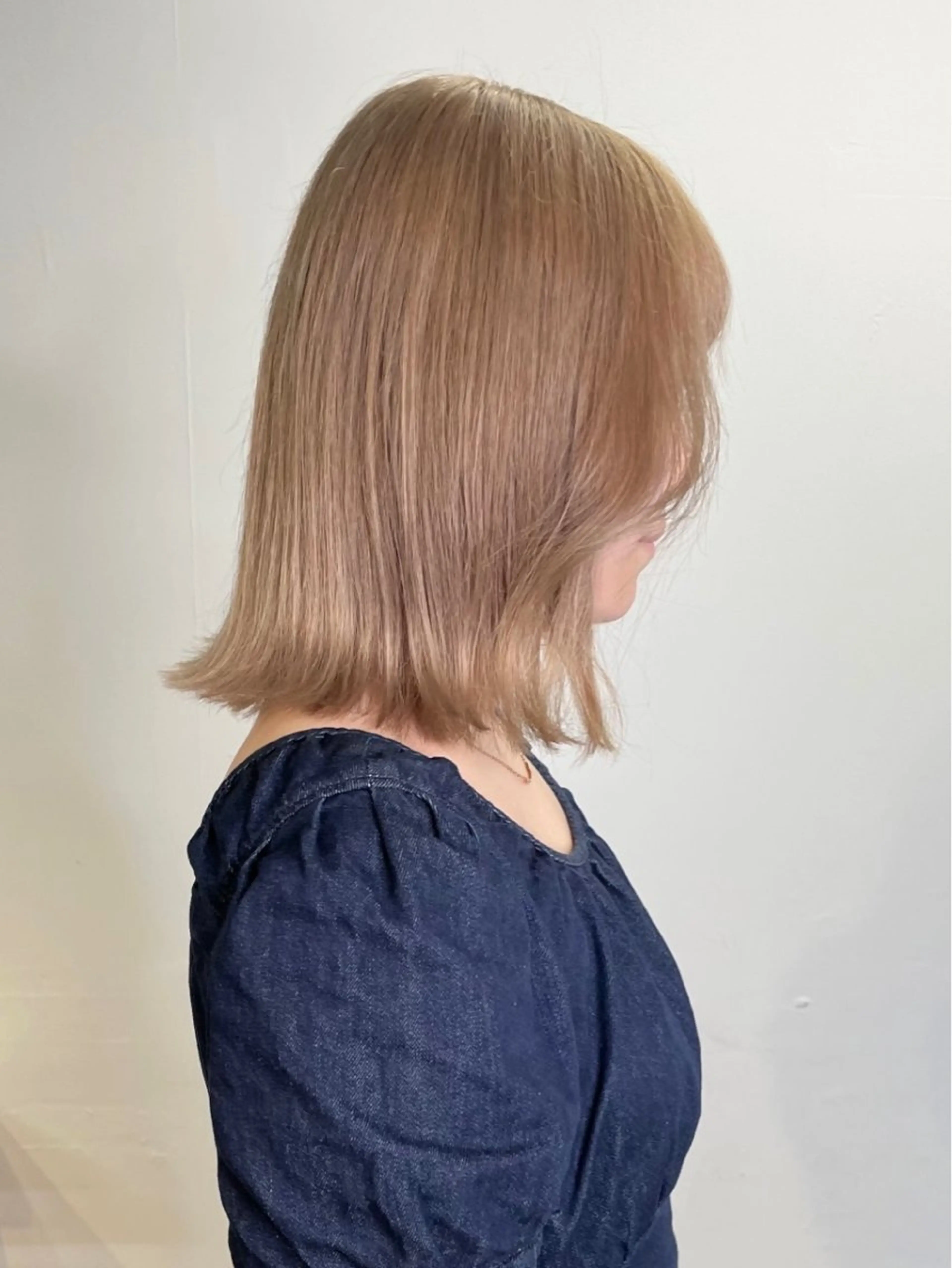 ミディアム カラー ヘアアレンジ ベージュカラー ブリーチ ブロンド ダブルカラー ミルクティーベージュ カット ヘアカラー トリートメント mao透明感カラー 似合わせヘアメイクのヘアスタイル
