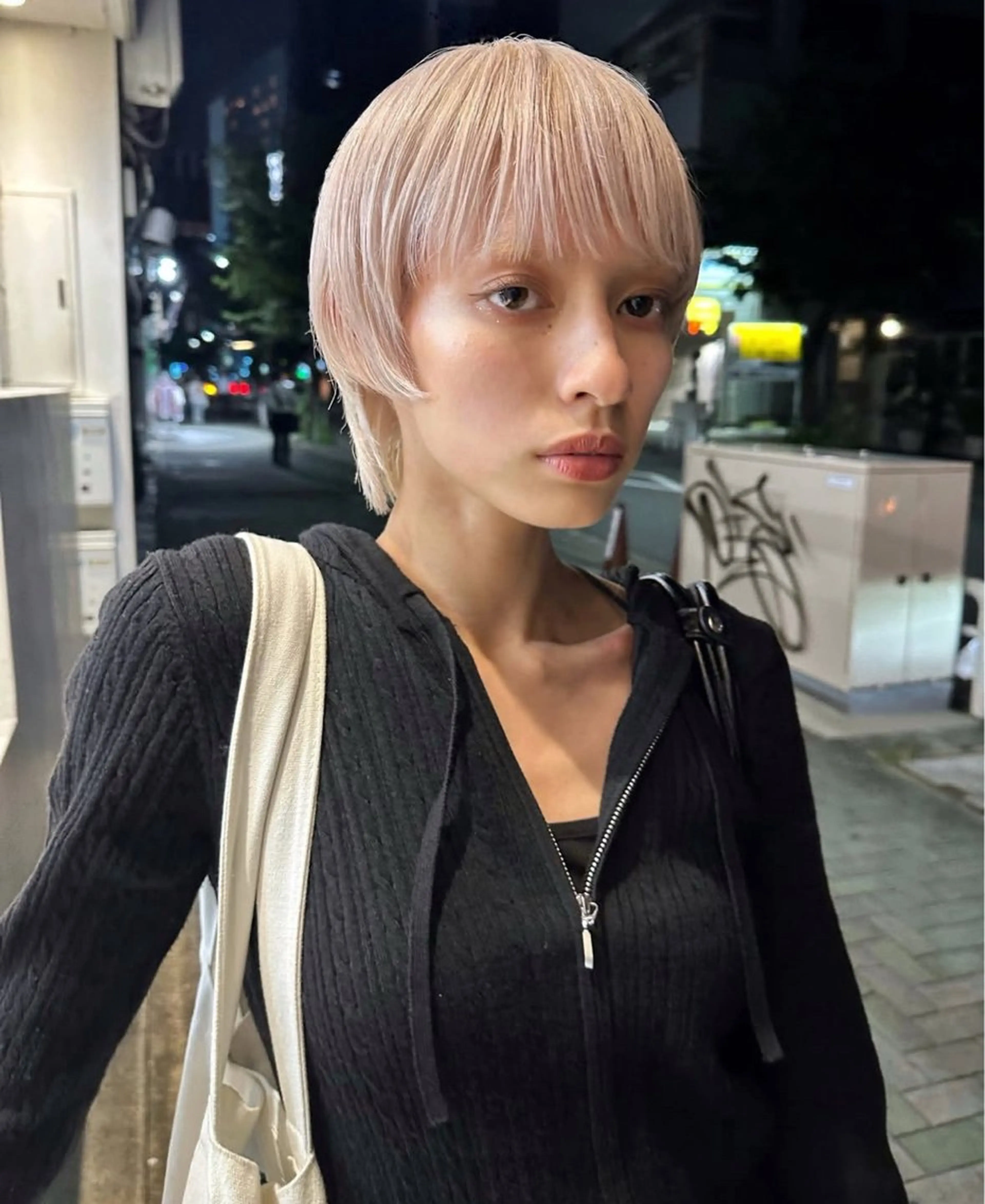 ショート カラー ベージュカラー ブリーチ ブロンド ハイトーンカラー ホワイトブロンド カット ヘアカラー 榛地 渉馬のヘアスタイル