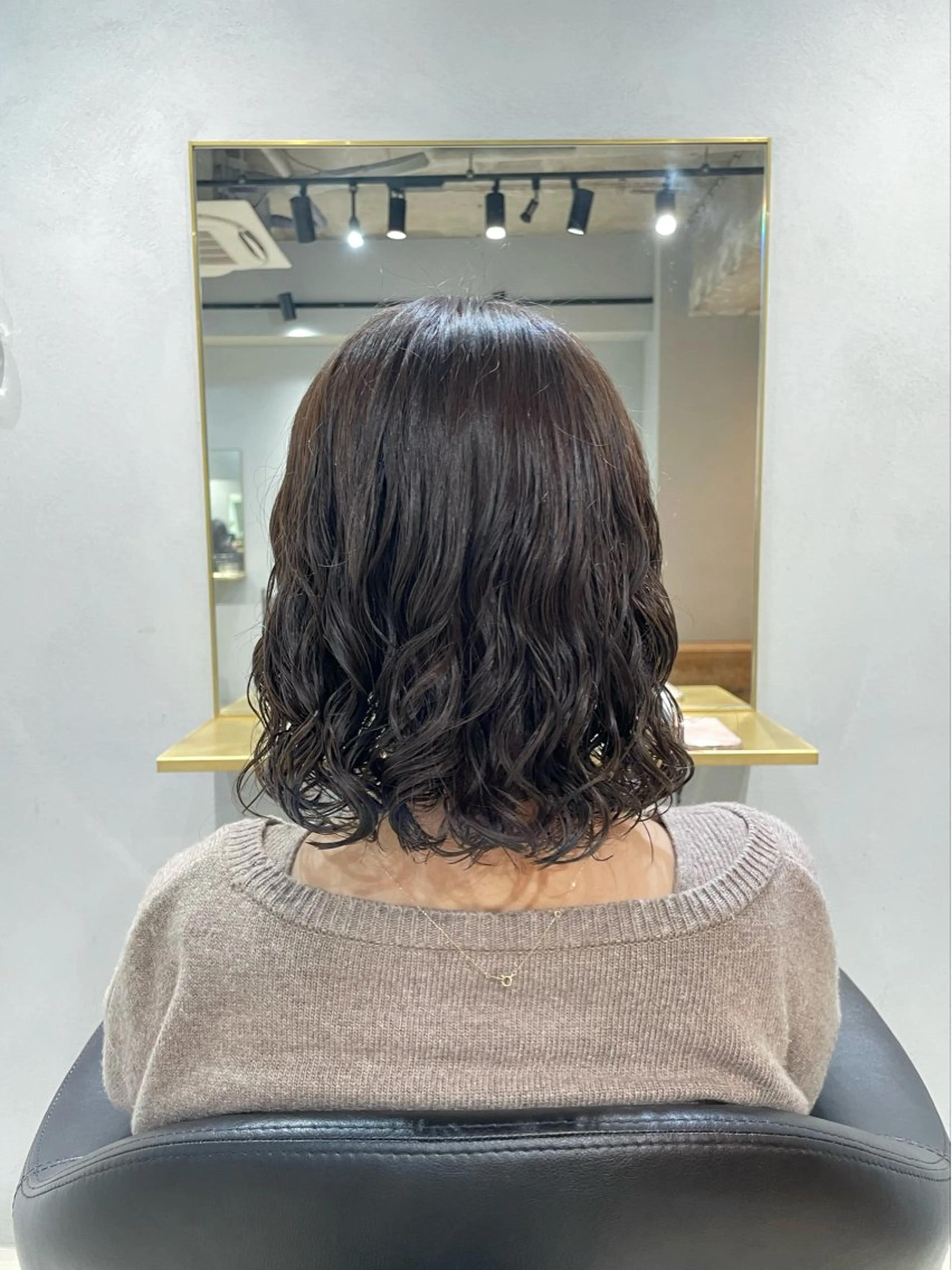 ミディアム カラー パーマ ミディアムパーマ ブリーチ ボブ 髪質改善 縮毛矯正 カット ヘアカラー パーマ トリートメント 【arc】Ruri コテ巻き風パーマのヘアスタイル
