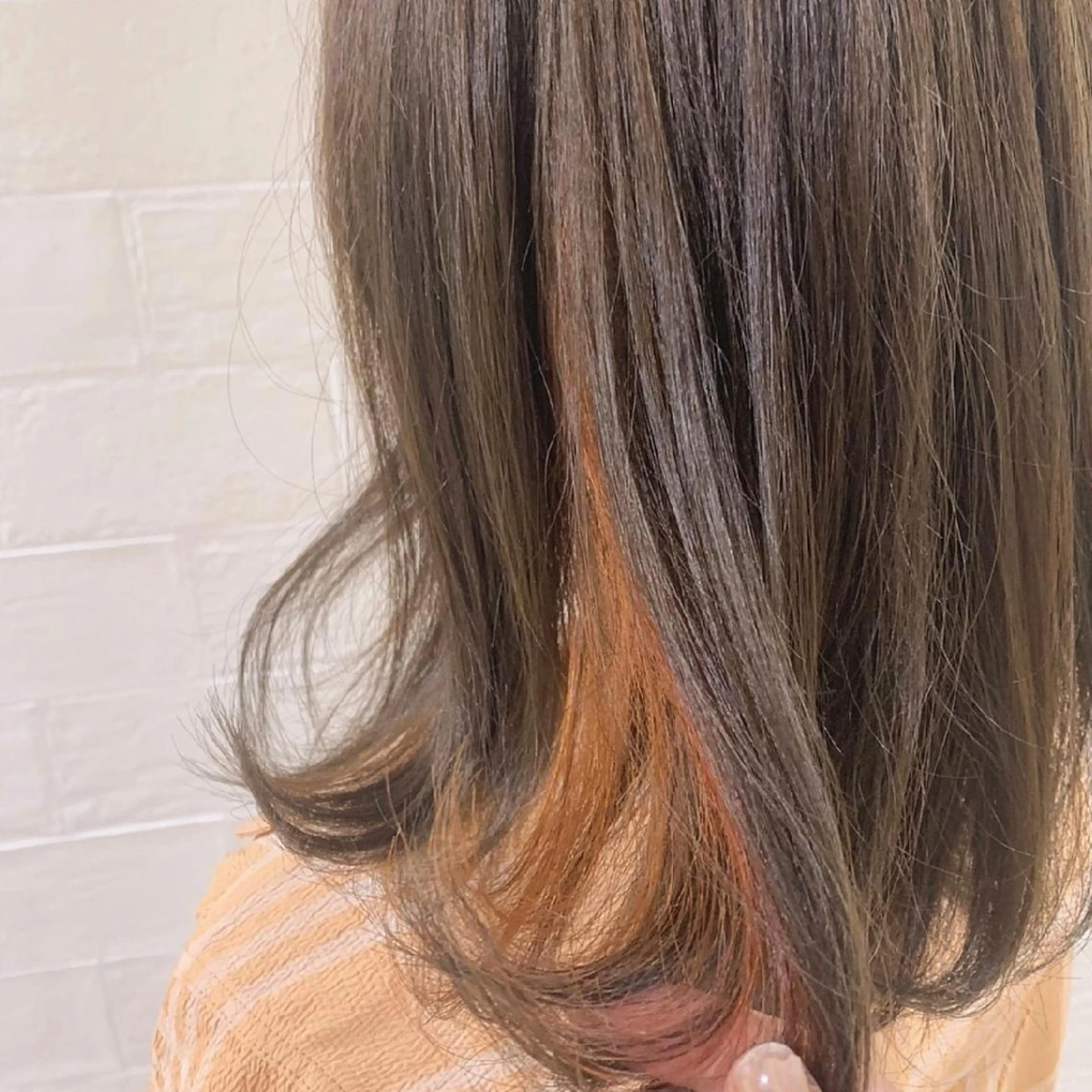 ミディアム カラー ベージュカラー インナーカラー オレンジ 佐々木 美玖のヘアスタイル