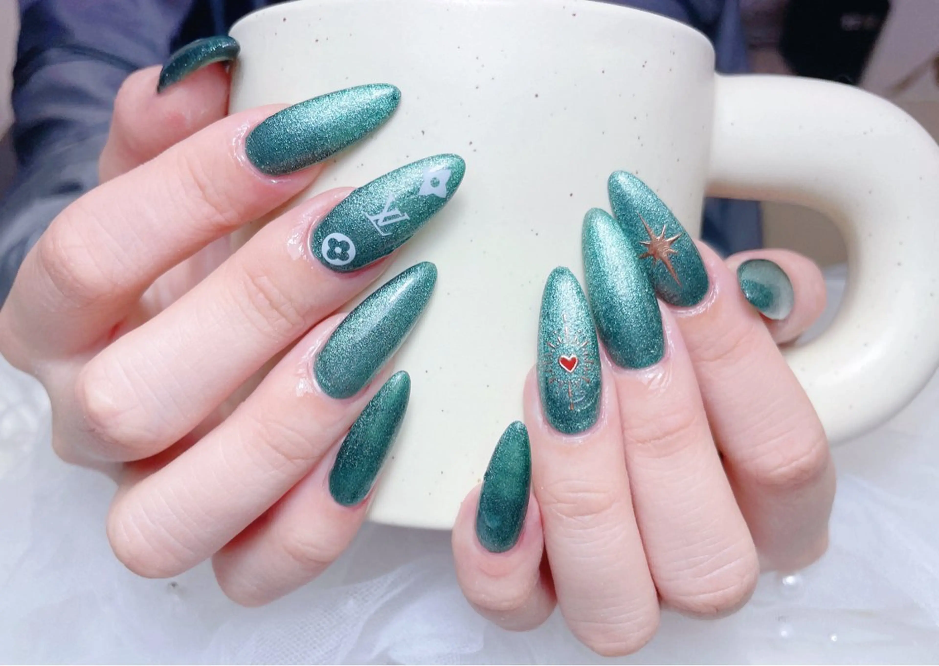 ネイル アートネイル キラキラネイル 韓国ネイル 水色 ロングネイル ハンドネイル ハンドケア NailDemure 【銀座店】のネイルデザイン