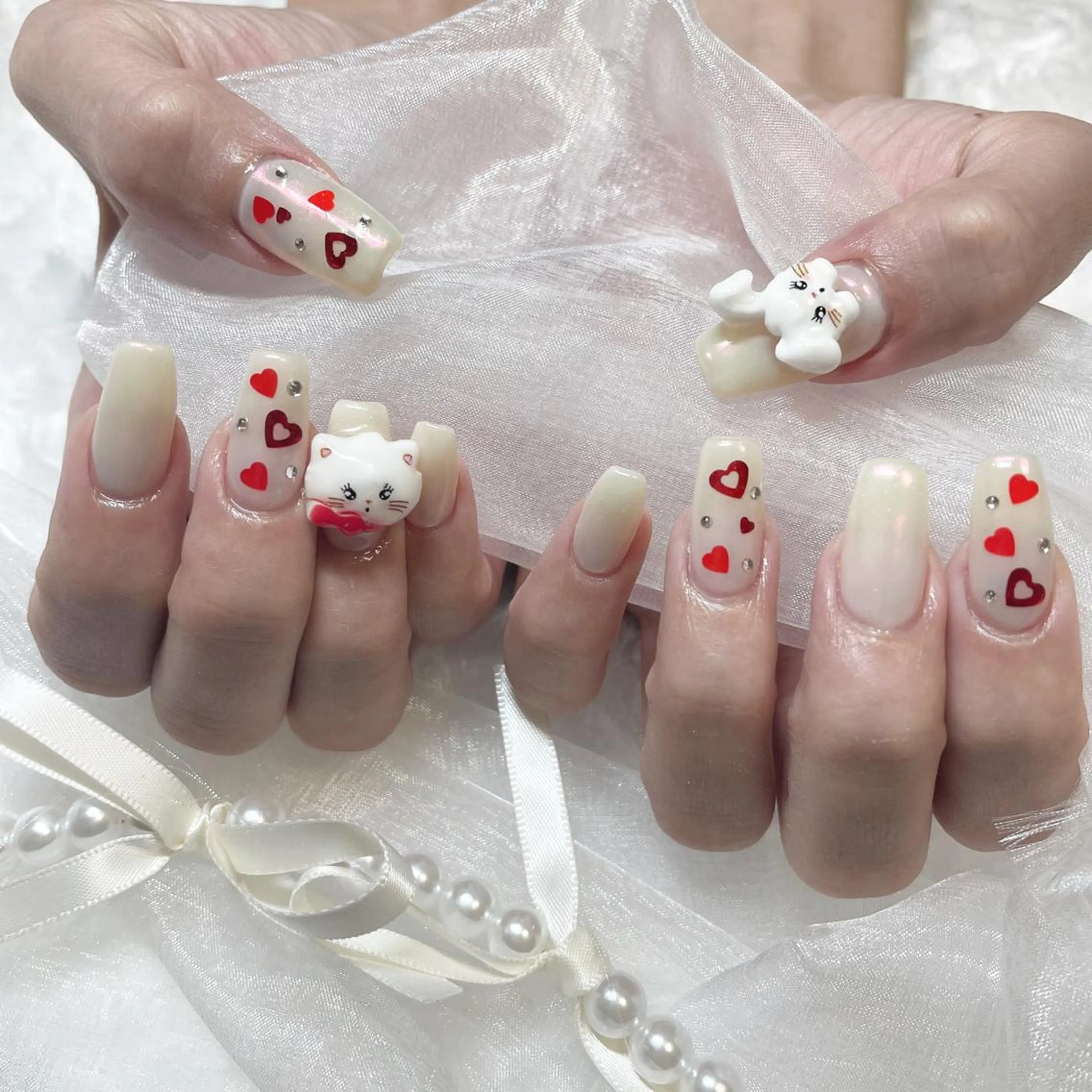 ネイル ジェルネイル ハート キラキラネイル 韓国ネイル 持ち込み ハンドネイル fiore nail 🦋のネイルデザイン