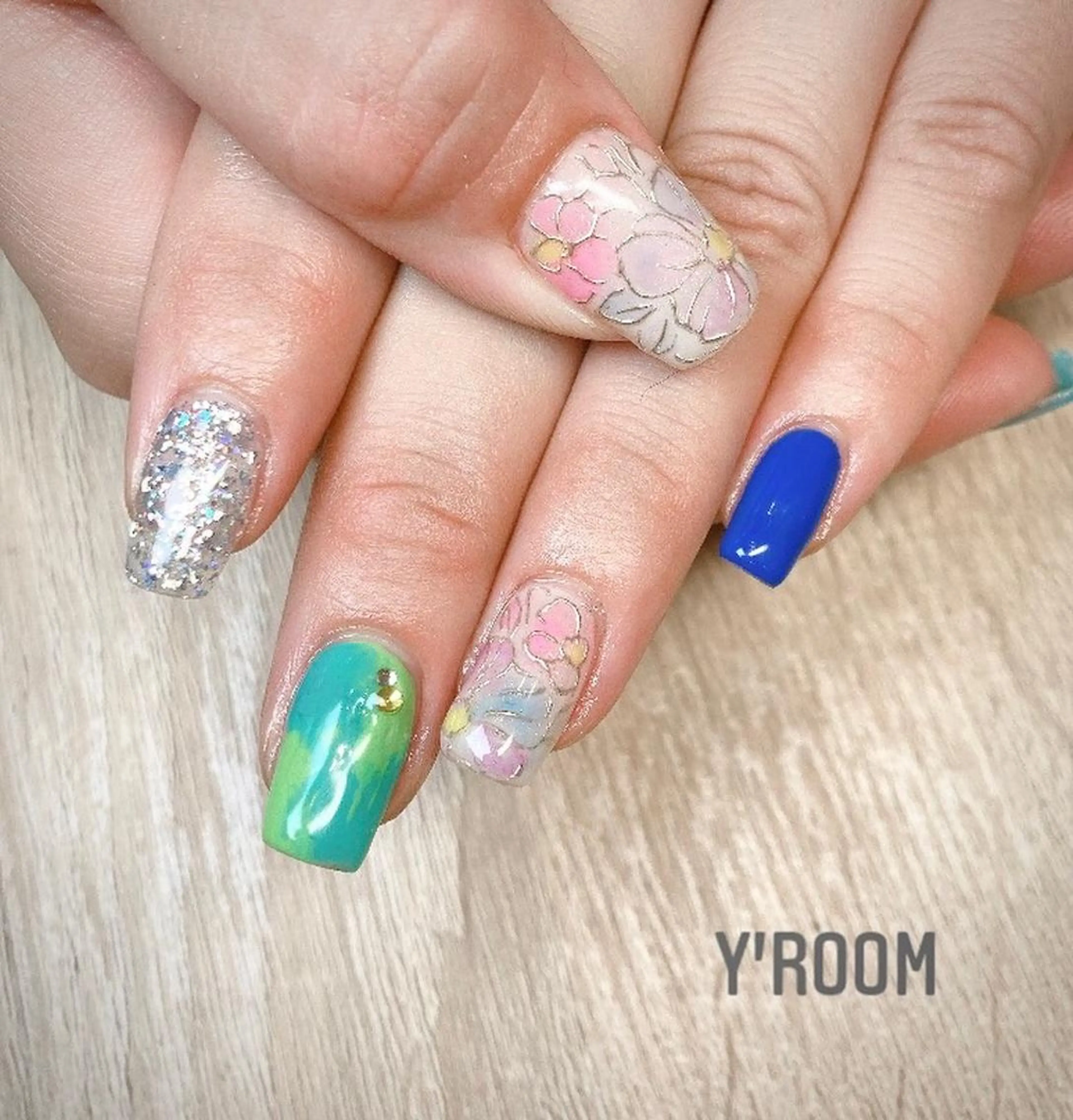ネイル オーロラネイル フラッシュネイル フットネイル ジェルネイル 氷ネイル・うるうるネイル YUKA （ネイリスト）のネイルデザイン