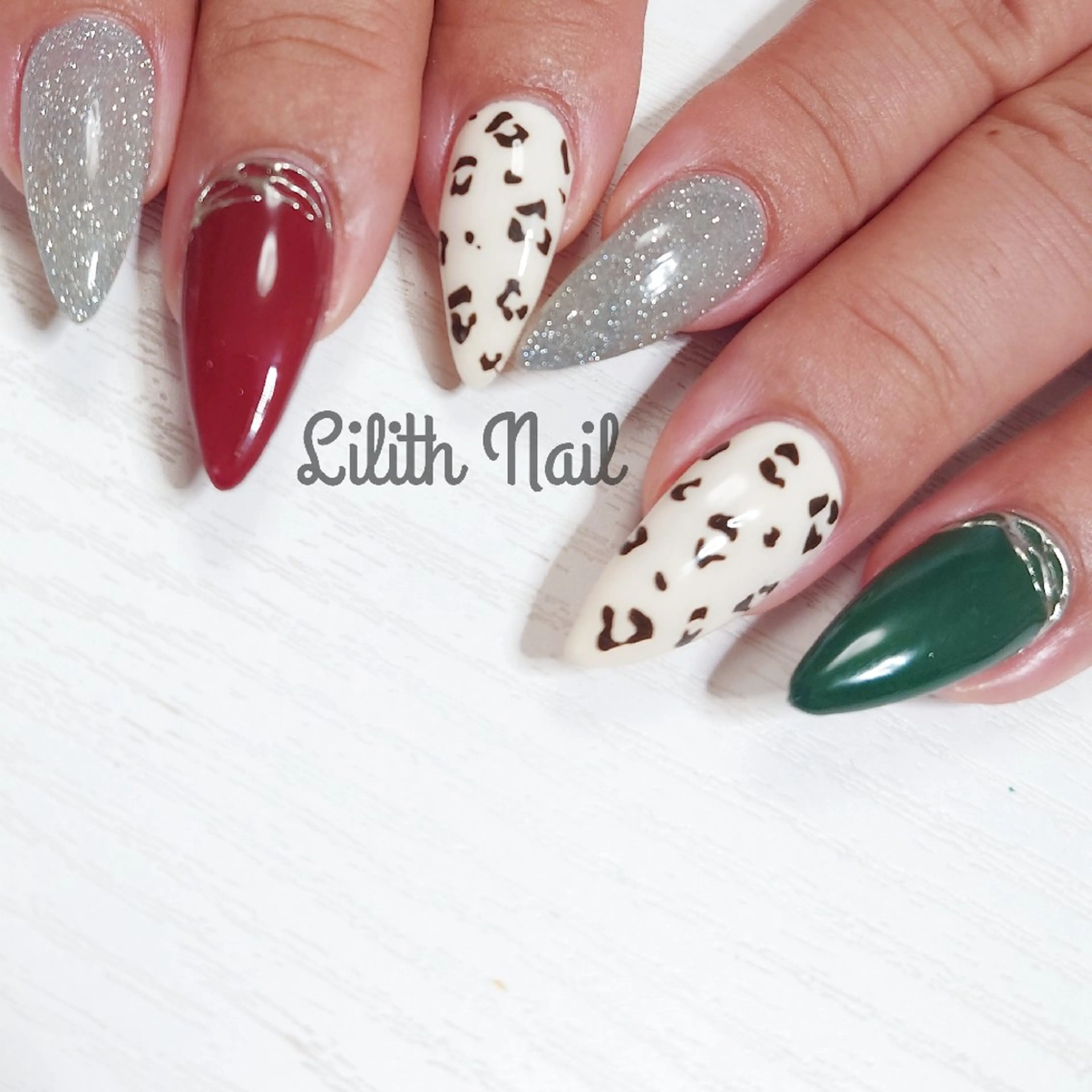 ネイル アニマル柄 キラキラネイル 冬ネイル クリスマス ハンドネイル Lilith Nailのネイルデザイン