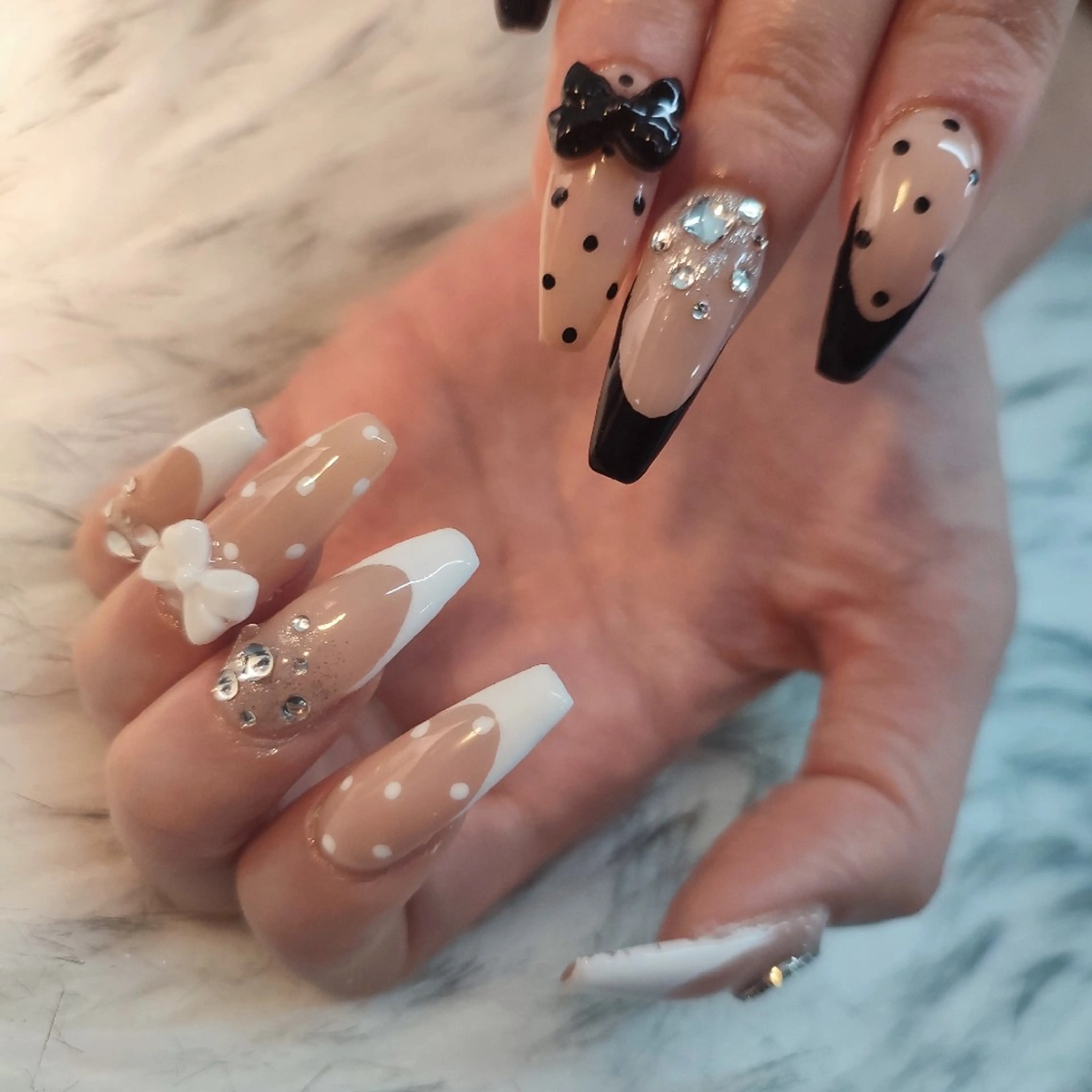 ネイル ハンドネイル RUNWAY 　　の眉毛・アイブロウイメージ