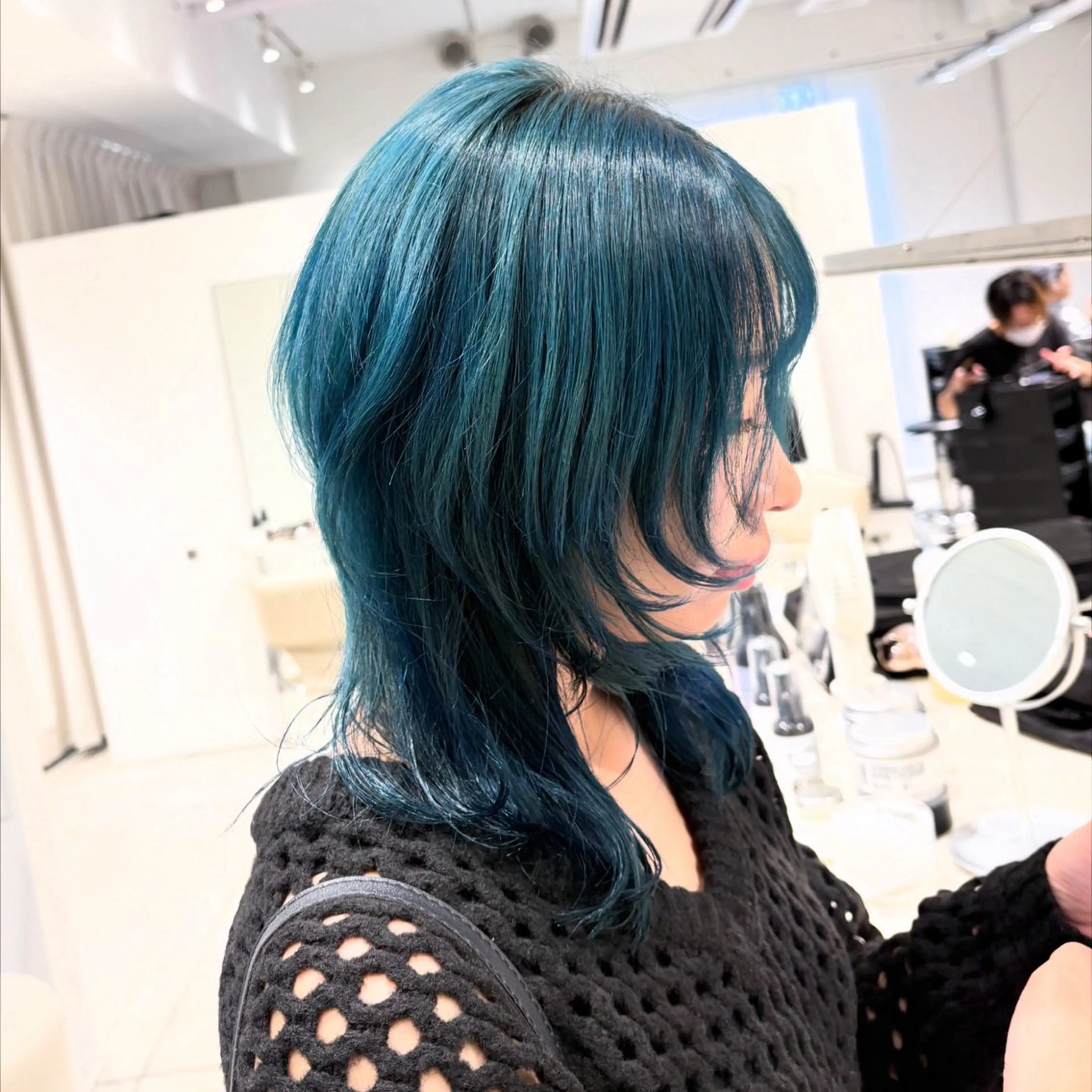 ミディアム カラー 黒髪 ブルーカラー ブルーブラック ダブルカラー ヘアカラー トリートメント ヘッドスパ ヘアセット カジュアルを女っぽく 𝗮𝘆𝗮𝗰𝗼のヘアスタイル