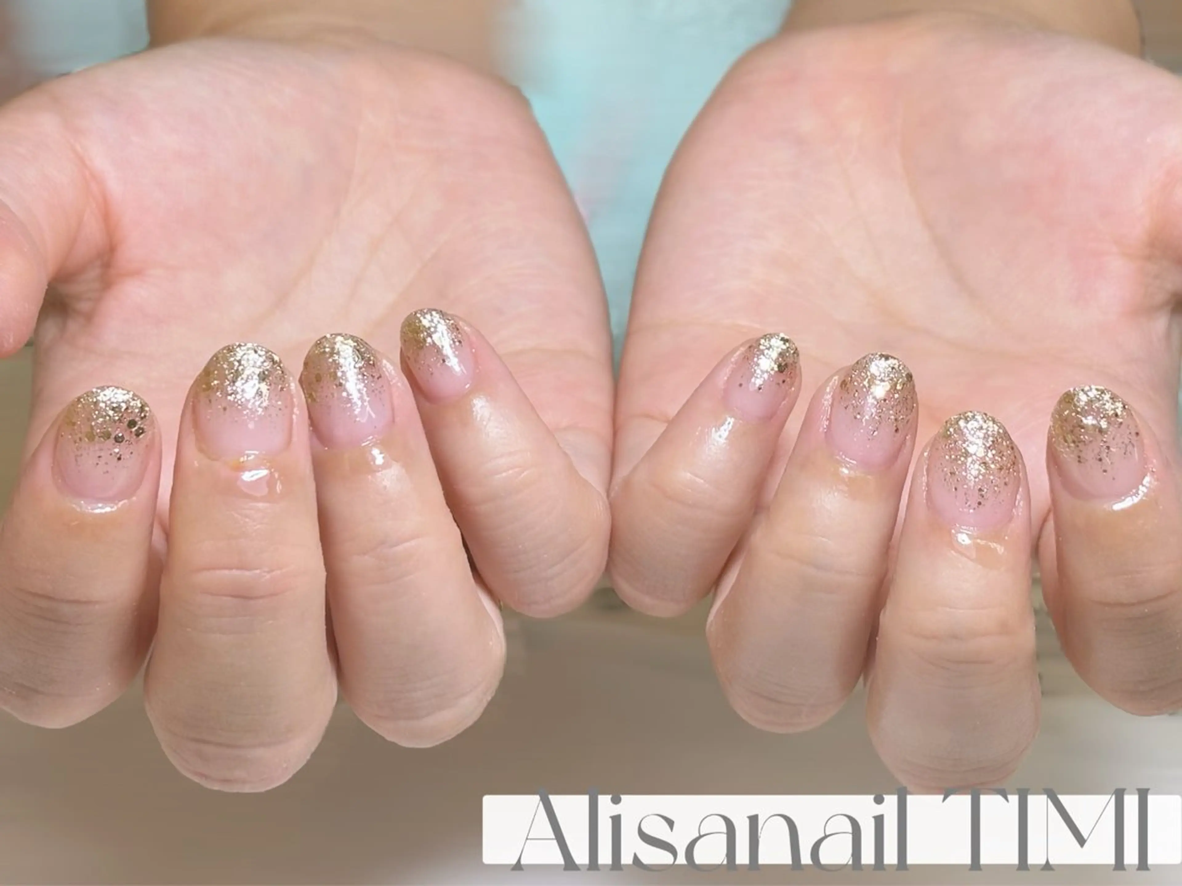 ネイル ゴールド グラデーション ラメ(グリッター) ラメグラデーション ハンドネイル Alisa nail Timiのネイルデザイン