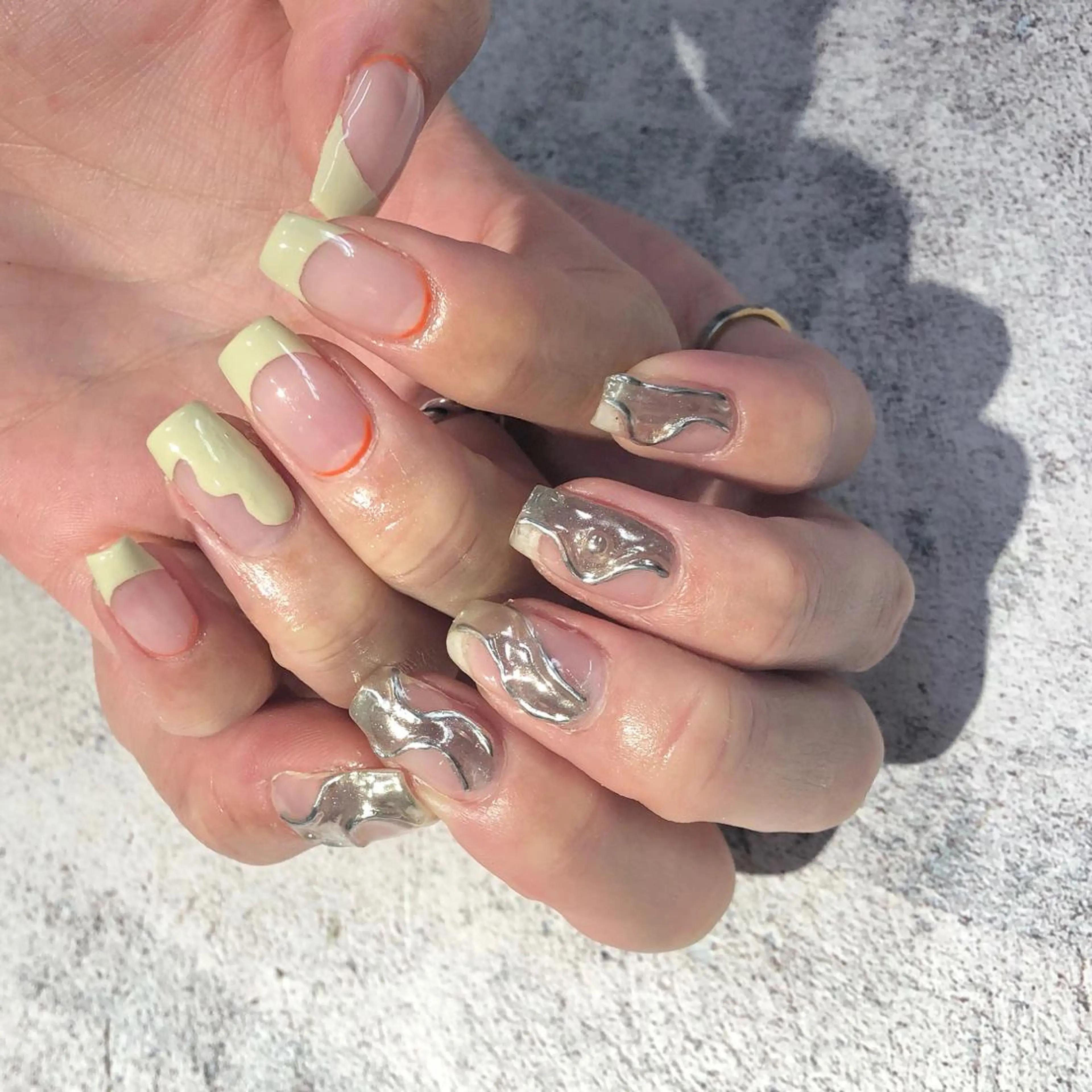 ネイル アートネイル フレンチネイル ジェルネイル グリーン ラメ(グリッター) nailstudio eviz新宿店のネイルデザイン