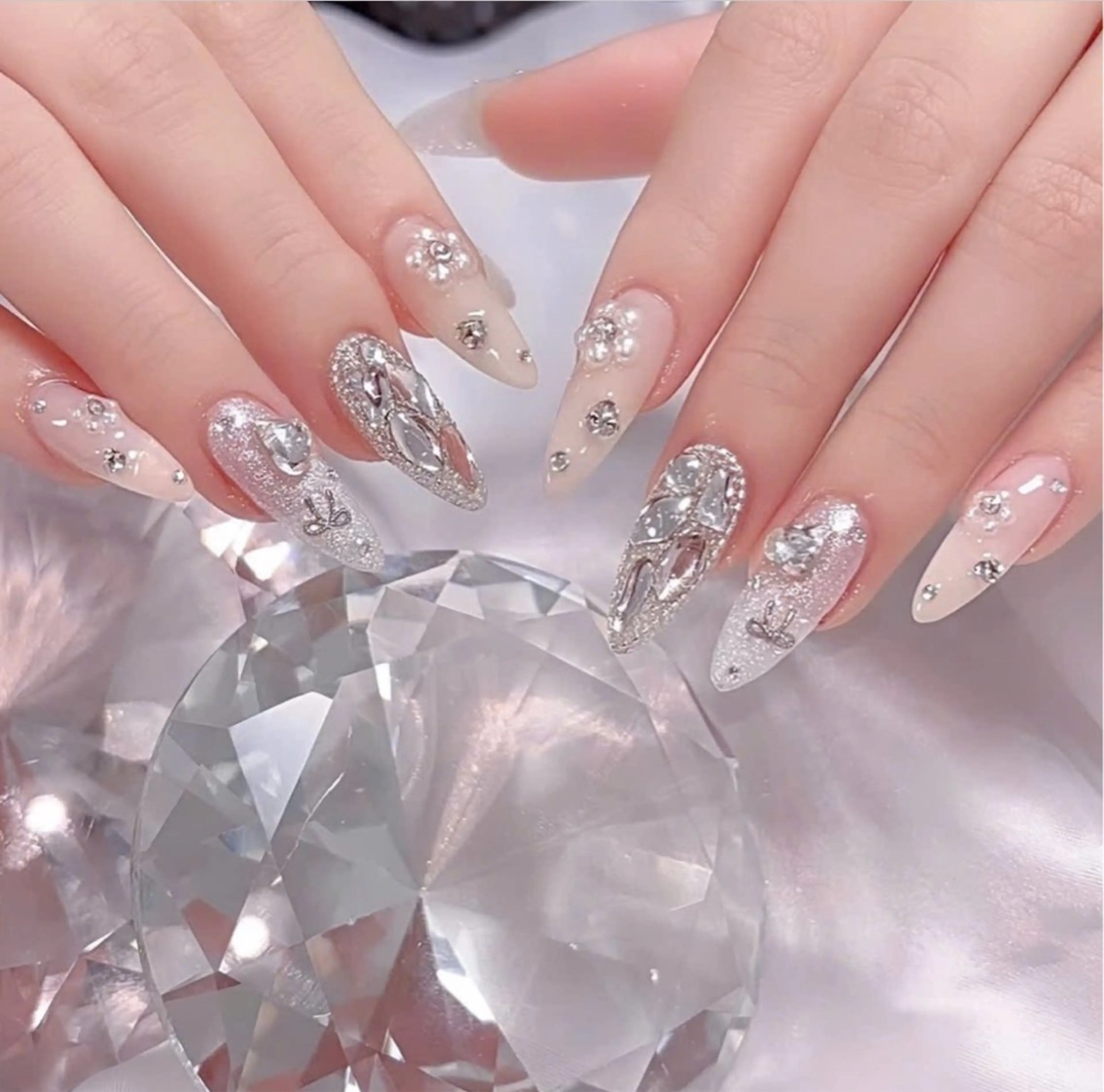 ネイル アニマル柄 オーロラネイル チークネイル フラッシュネイル ジェルネイル ハンドネイル Lyna Nail のネイルデザイン