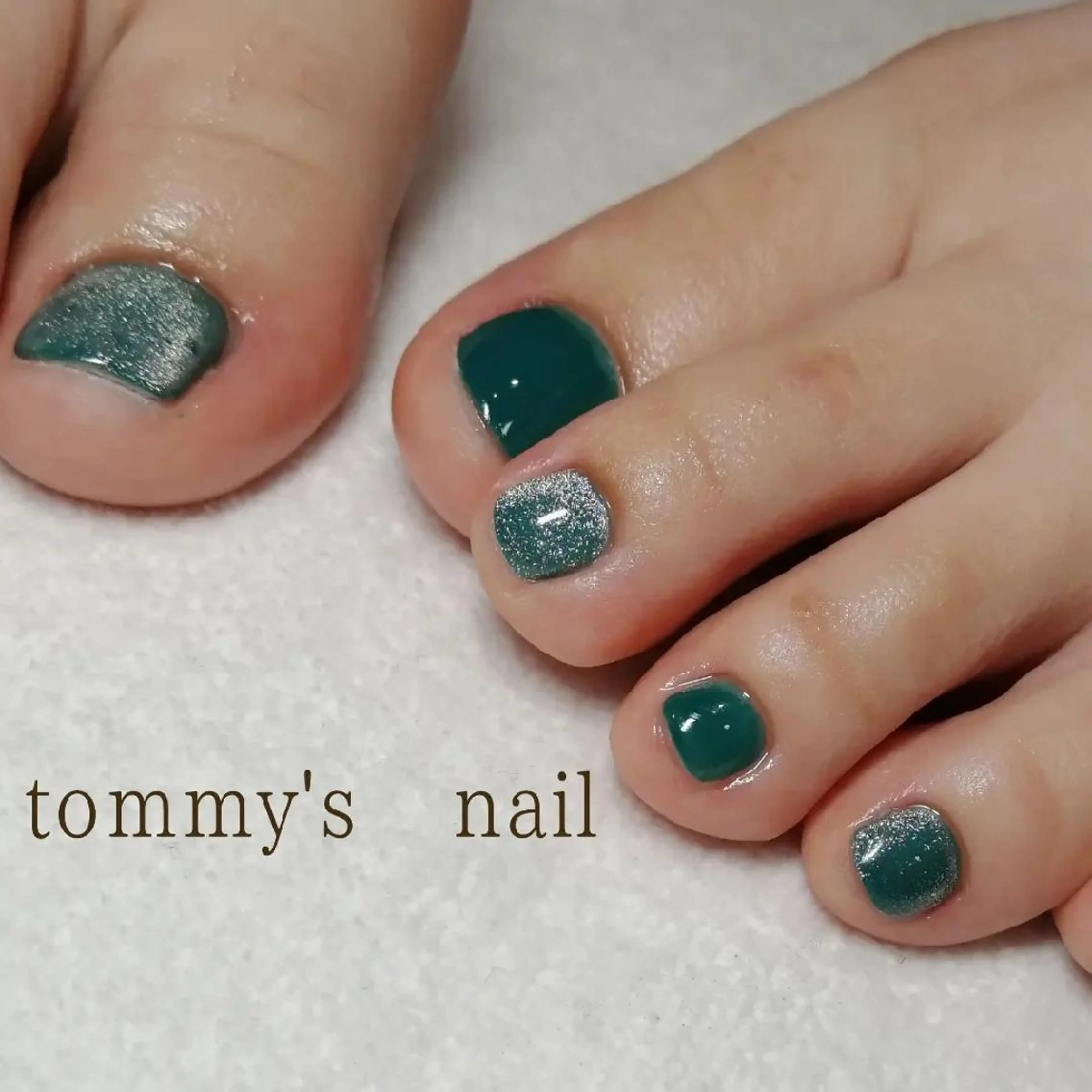 ネイル アートネイル フットネイル ジェルネイル グリーン キラキラネイル tommy's nail所属・福岡/若よもぎ蒸し 全身美容が叶うサロンのネイルデザイン