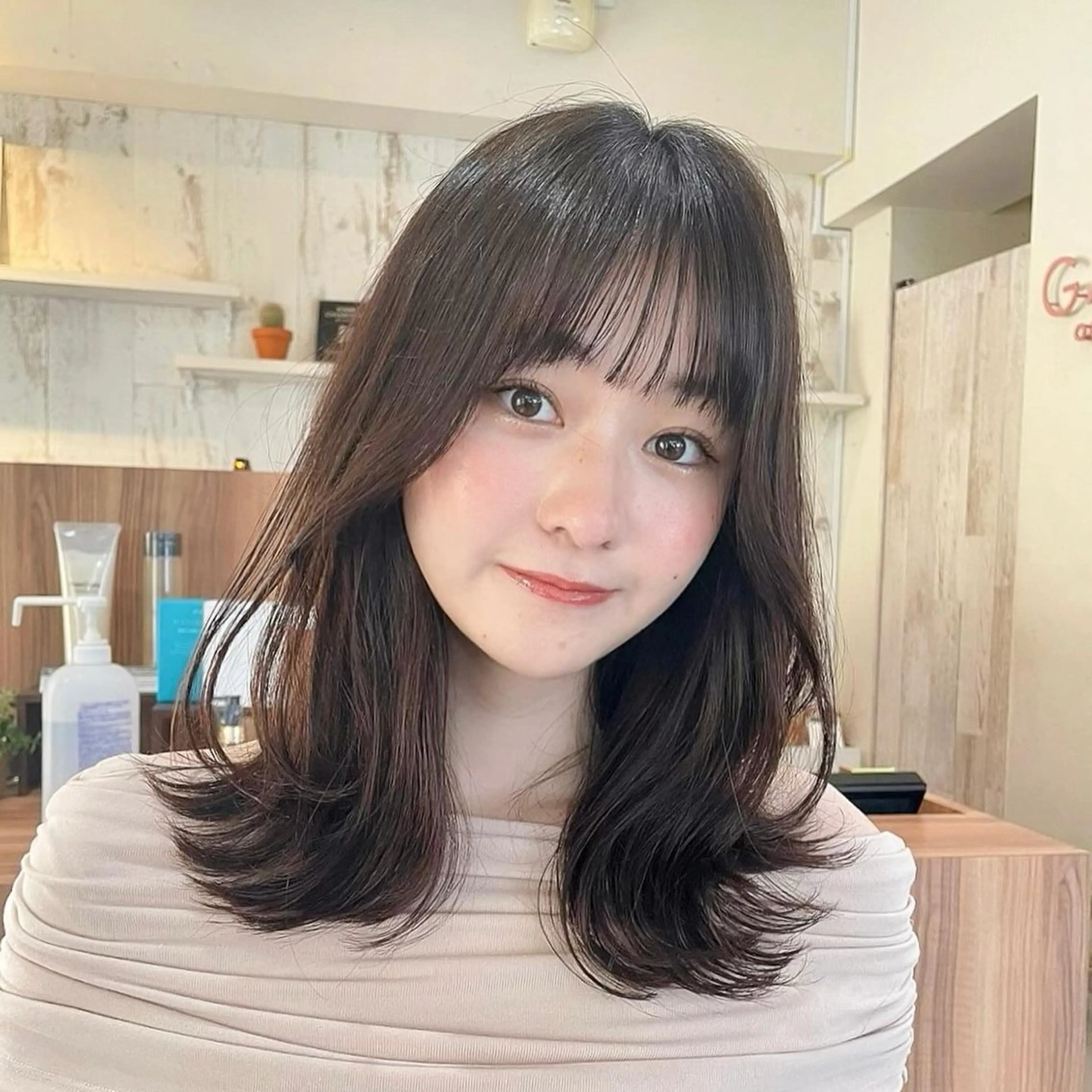 ミディアム カラー ミディアムレイヤー ベージュカラー 透明感カラー オリーブベージュ 顔周りカット 内野   龍海 / レイヤーカットのヘアスタイル