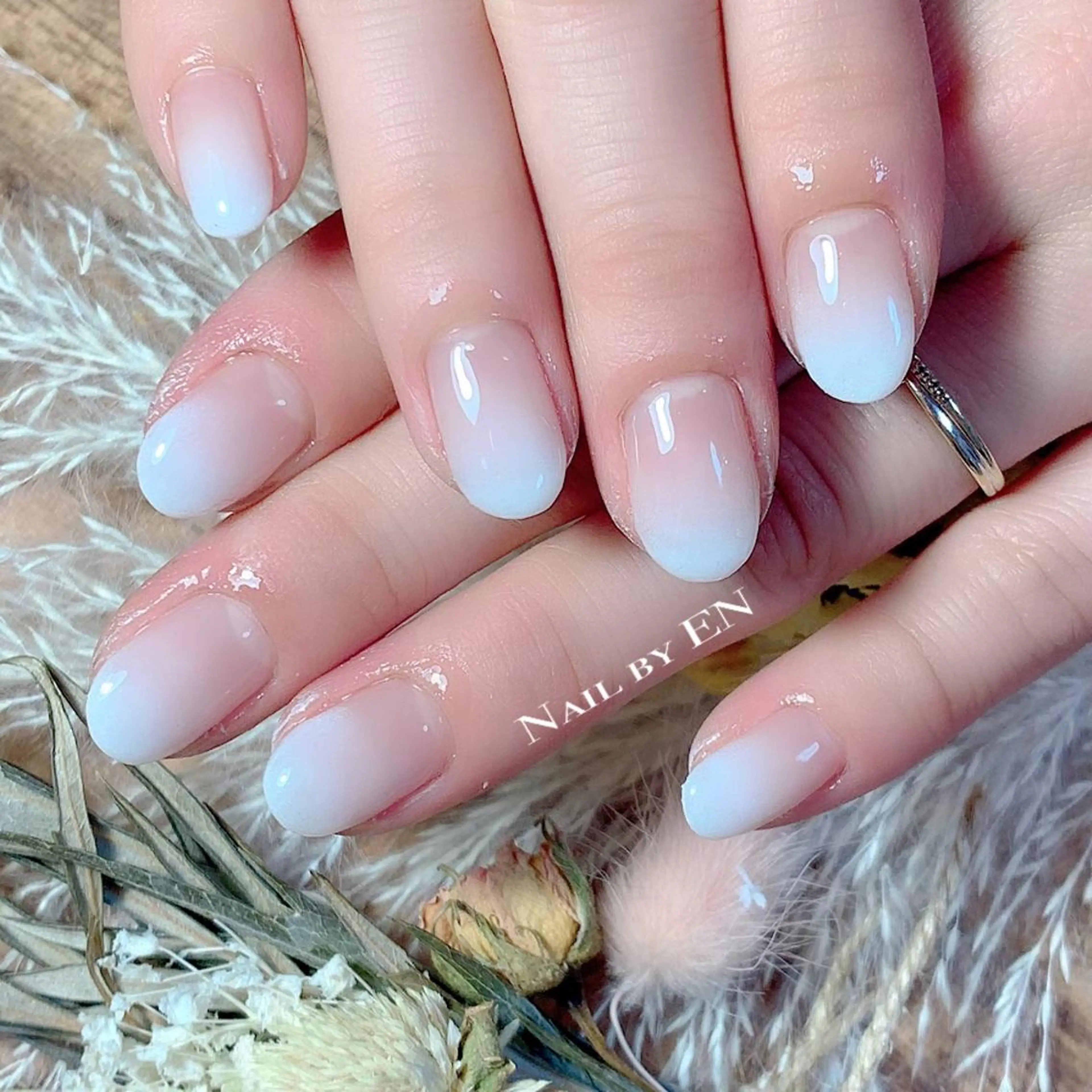 ネイル グラデーション ショートネイル ホワイト Nail by EN*Namiのネイルデザイン