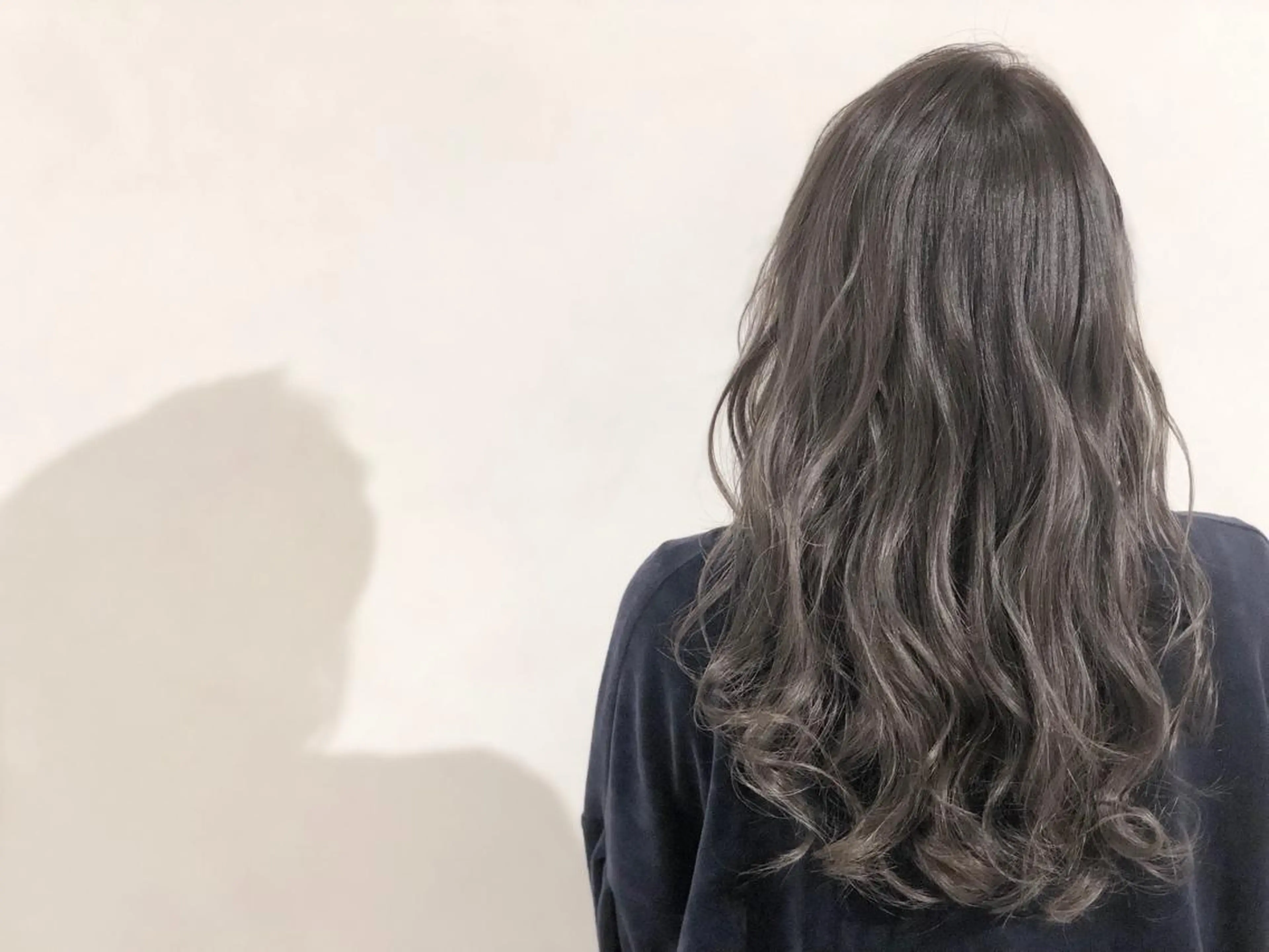 セミロング カラー ヘアアレンジ ハイライトカラー ハイトーンカラー シルバー ハイライト ヘアカラー いしだ みさきのヘアスタイル