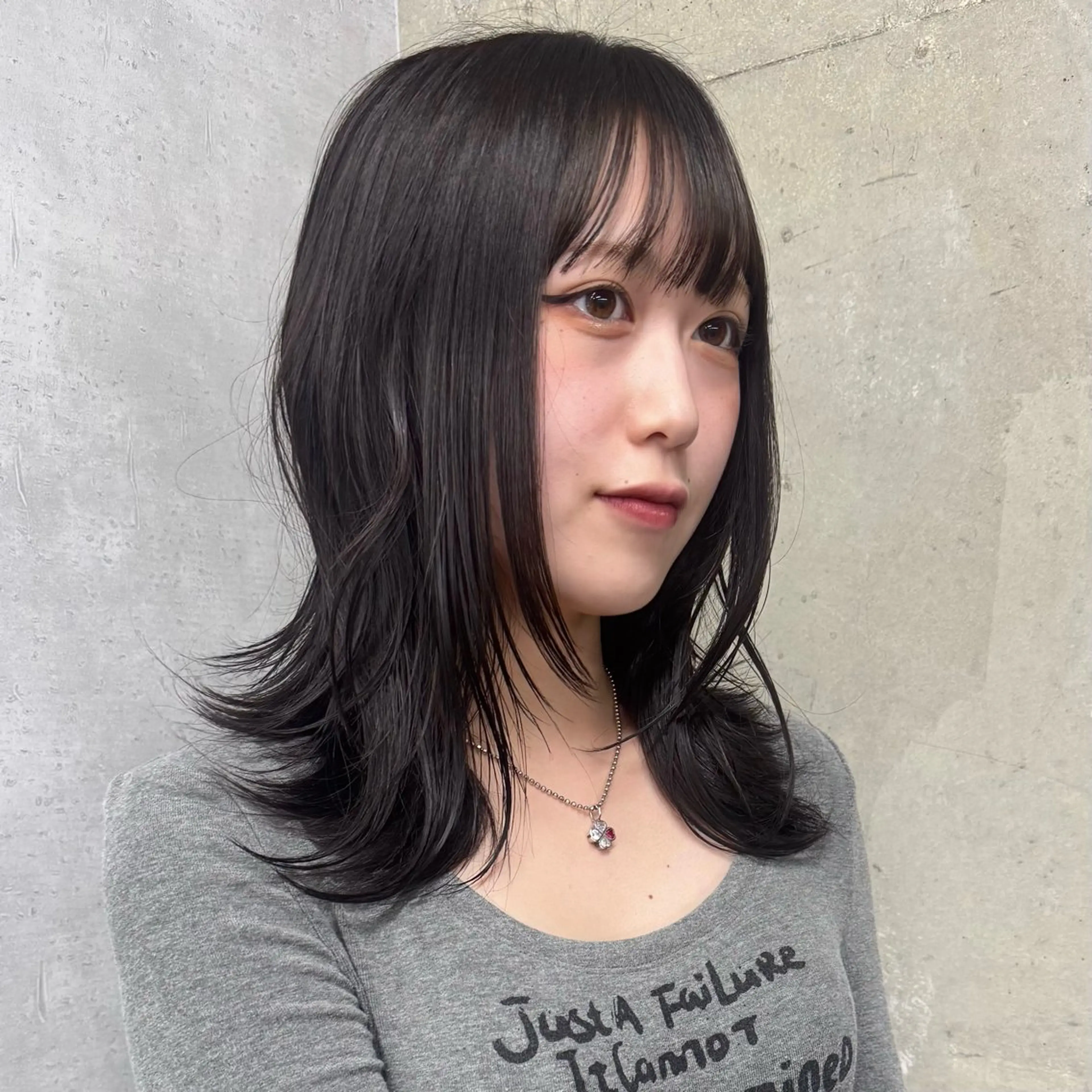 ミディアム カラー 黒髪 レイヤーカット ヘアカラー momone 【Loem】のヘアスタイル