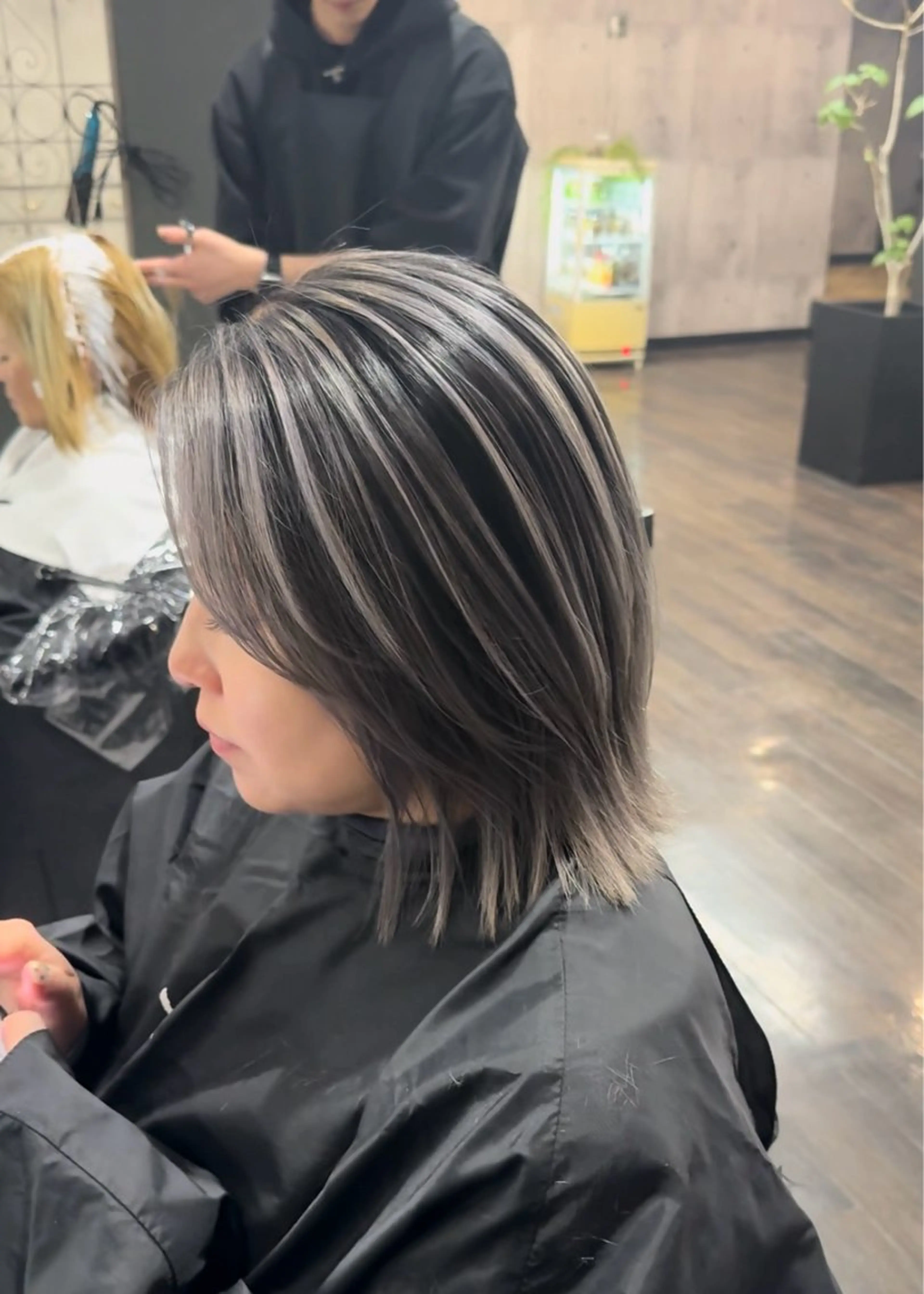 ミディアム XELVE所属・レイヤーカット特化 💜SARIのヘアスタイル