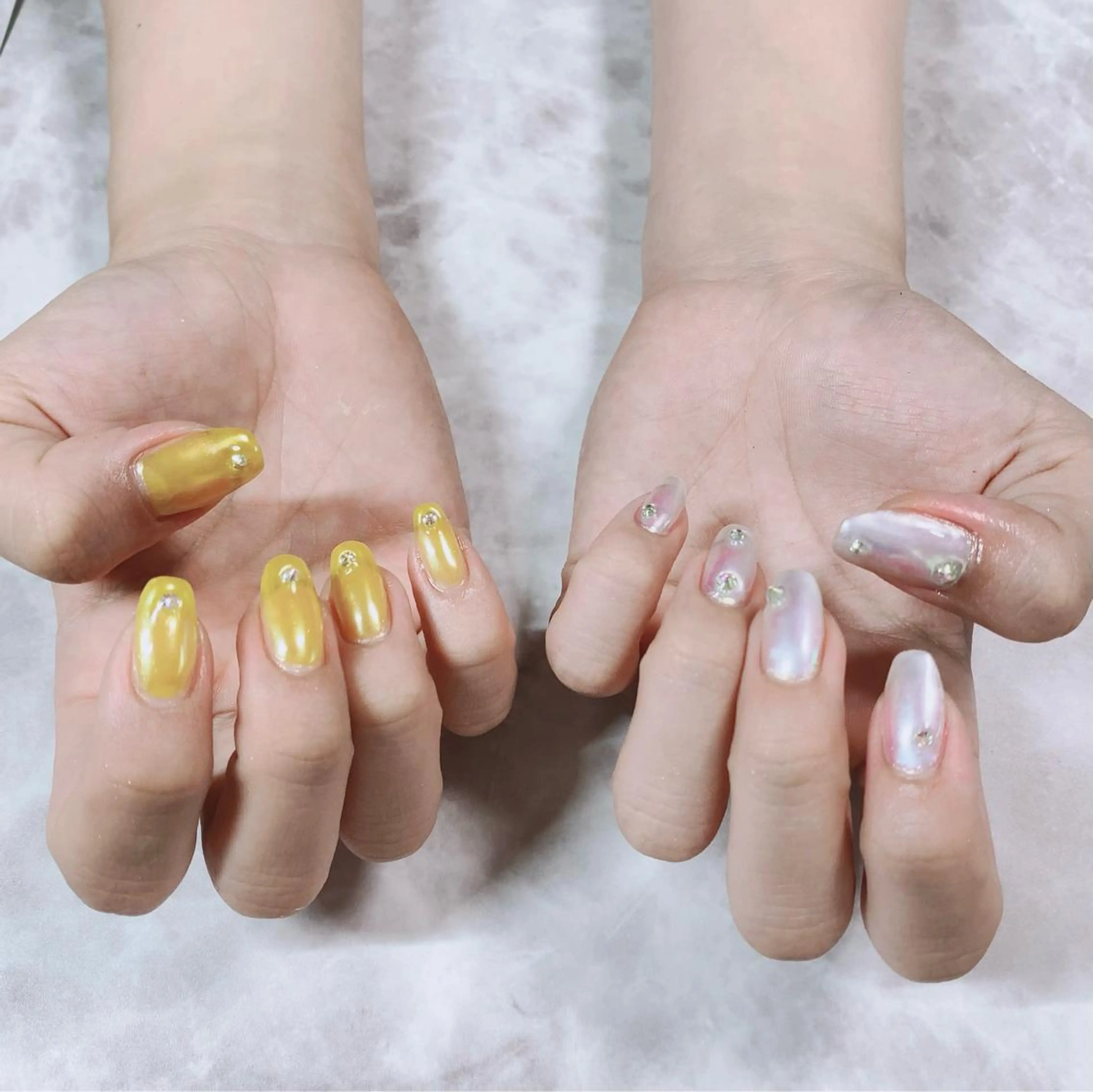 ネイル オーロラネイル クリアネイル ホワイト 黄色 マジョリカ ブルーのネイルデザイン